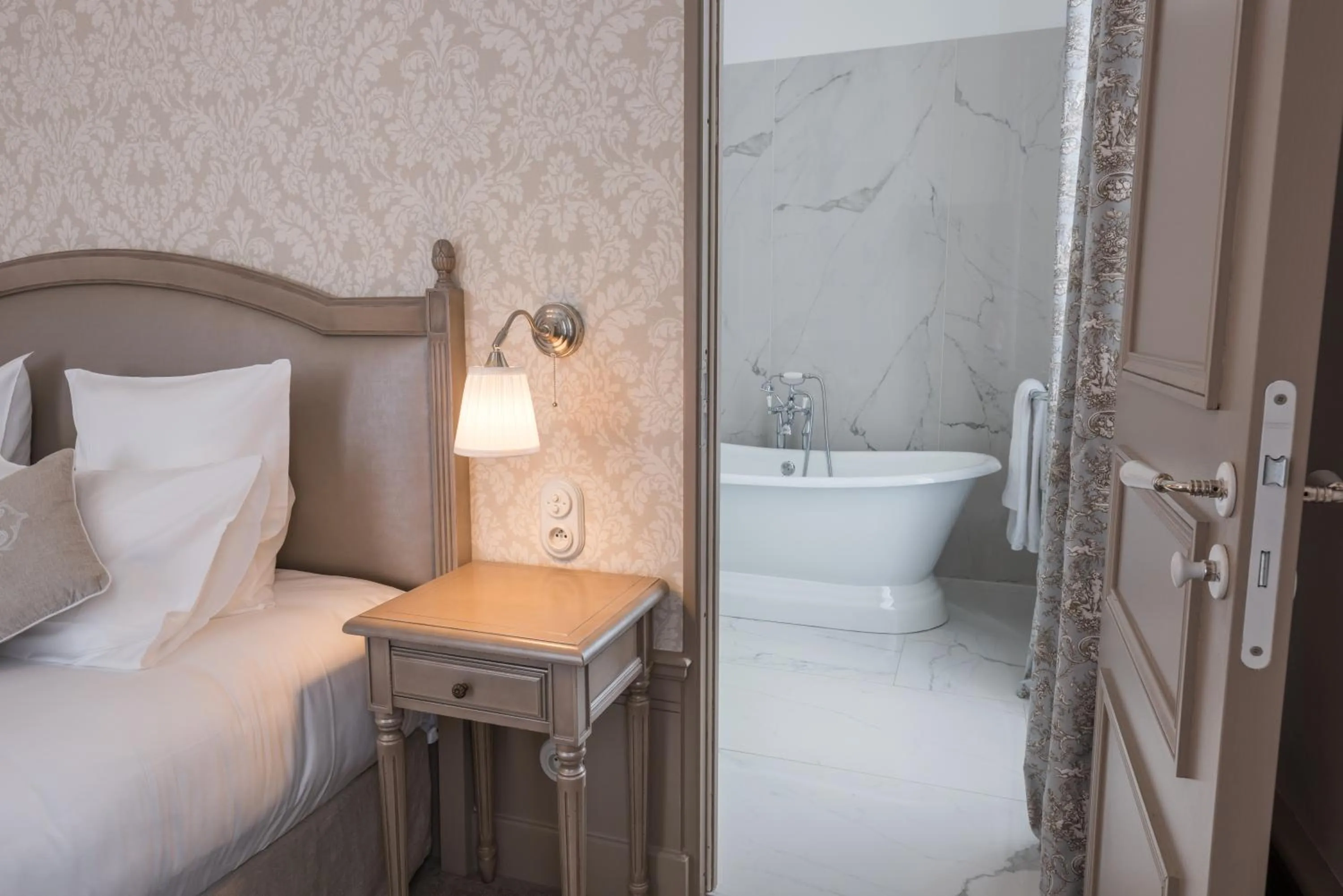 Photo of the whole room, Bed in Château de Montabert