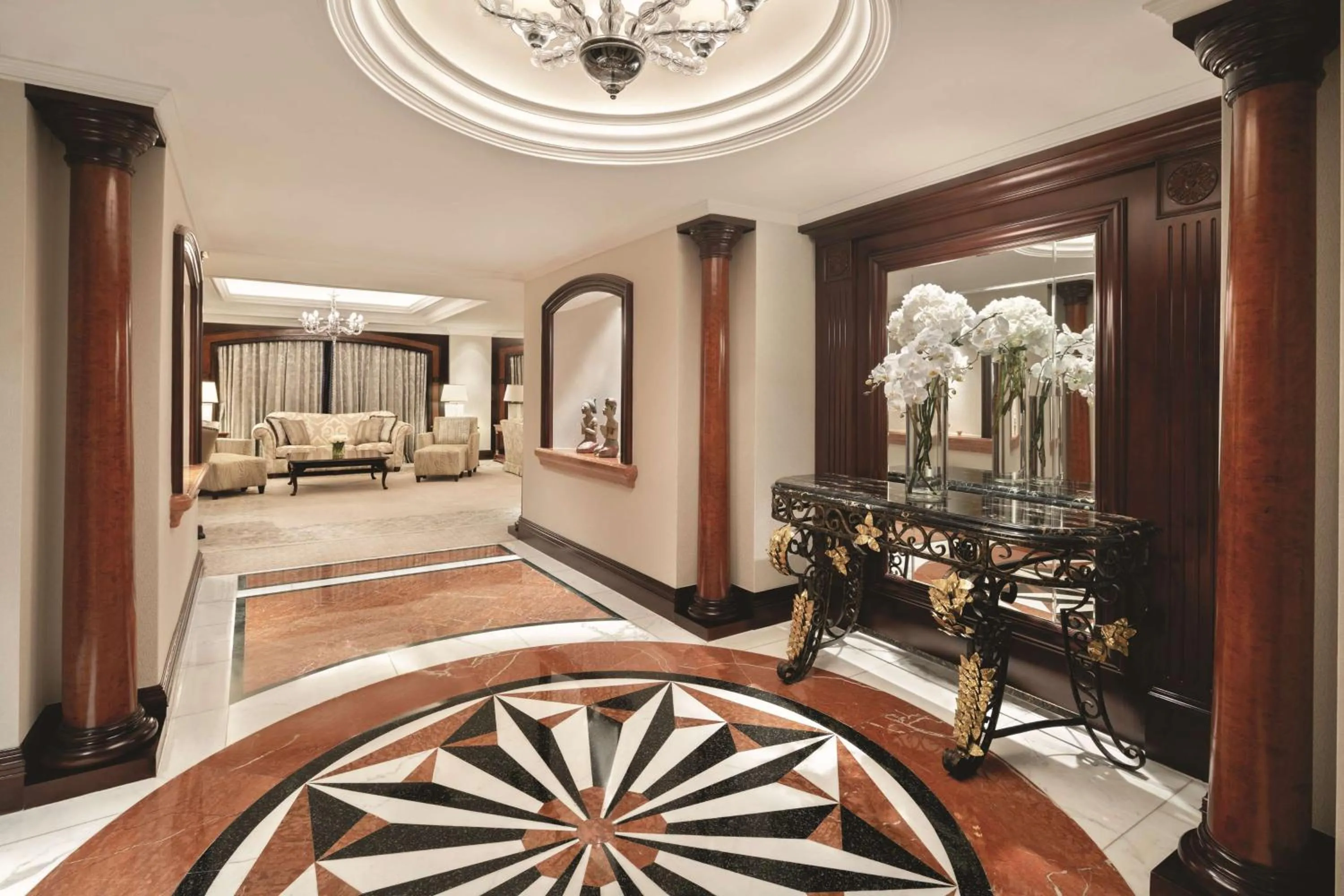 Photo of the whole room, Bed in Shangri-La Jakarta