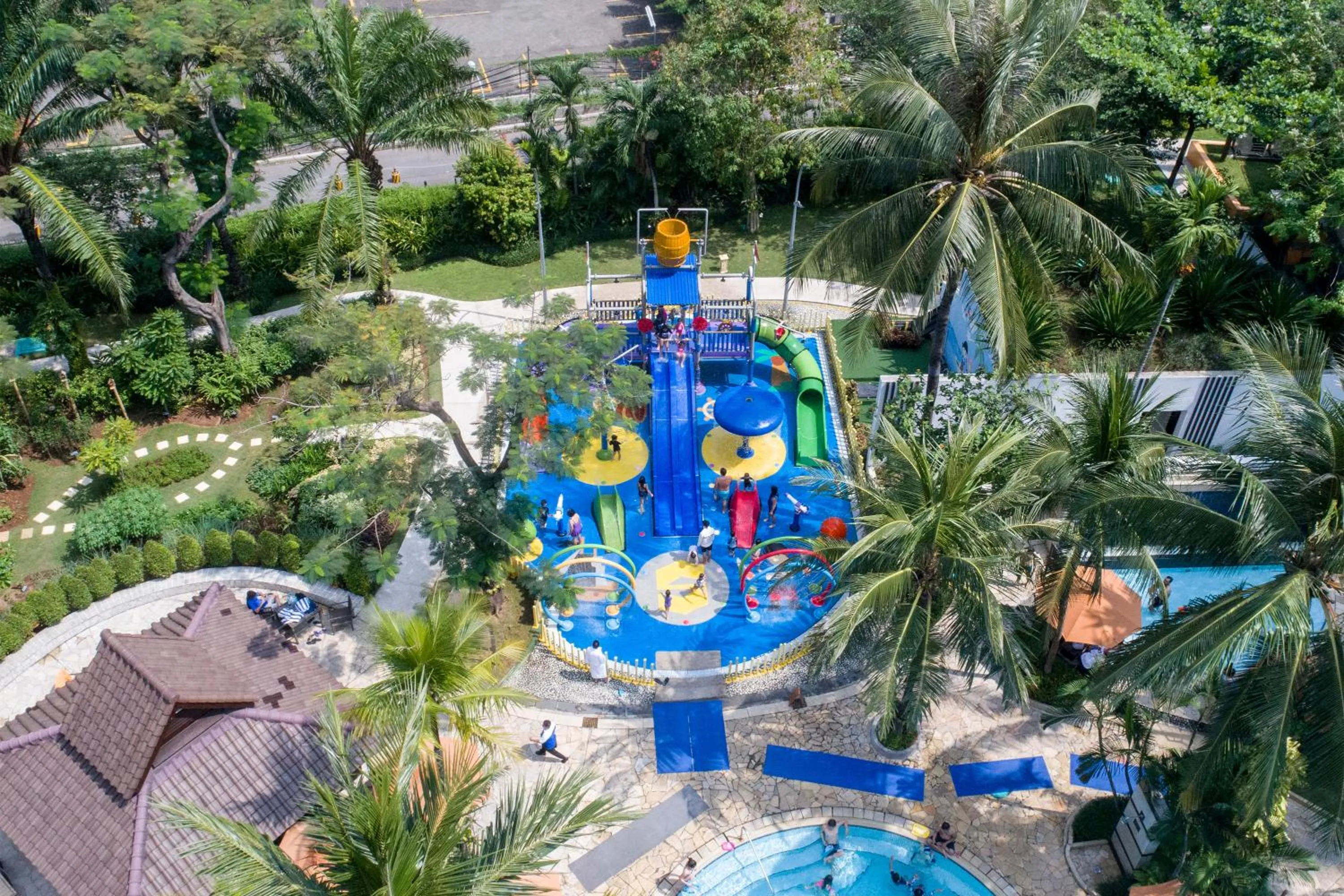 Swimming pool in Shangri-La Jakarta