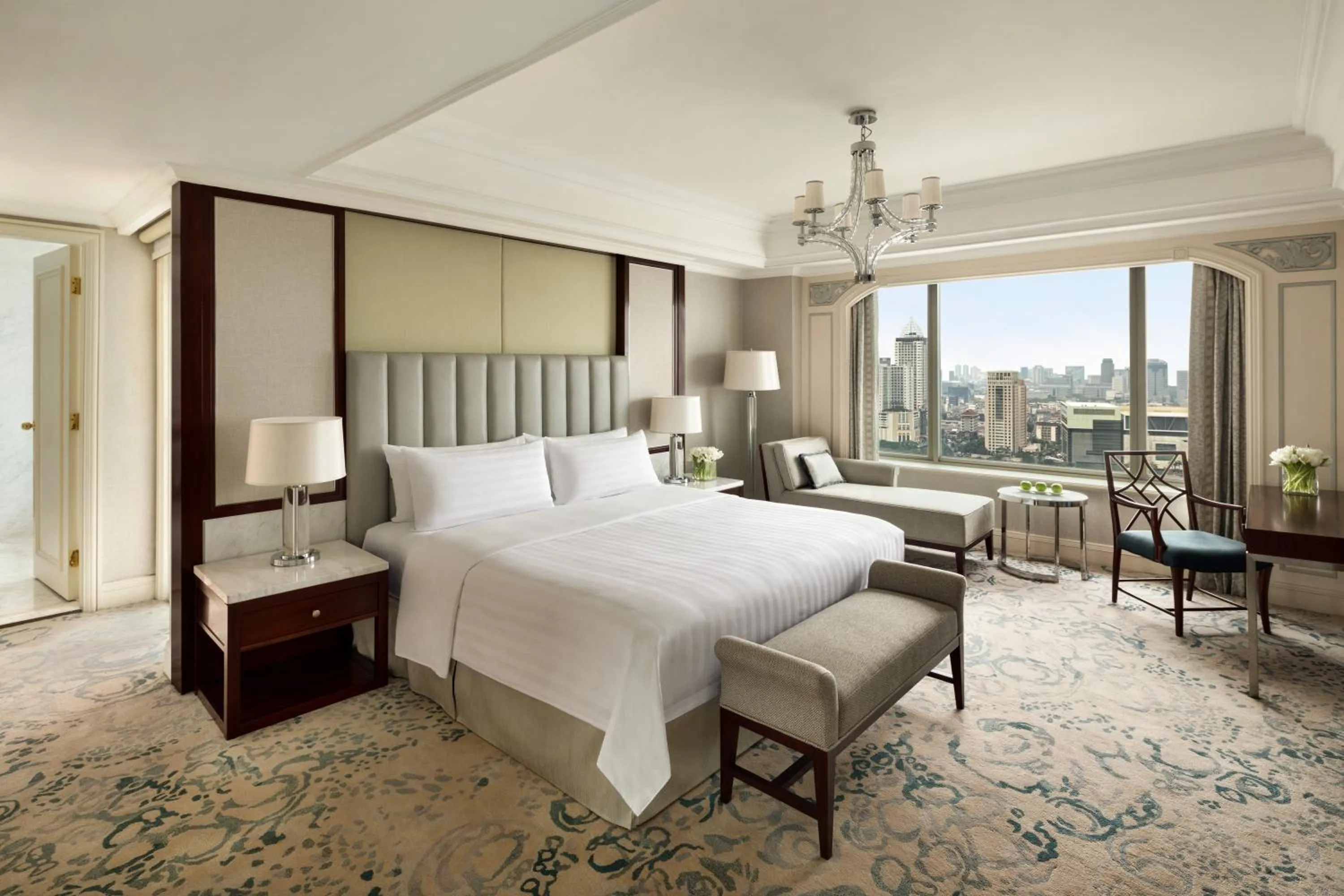 Bedroom, Bed in Shangri-La Jakarta