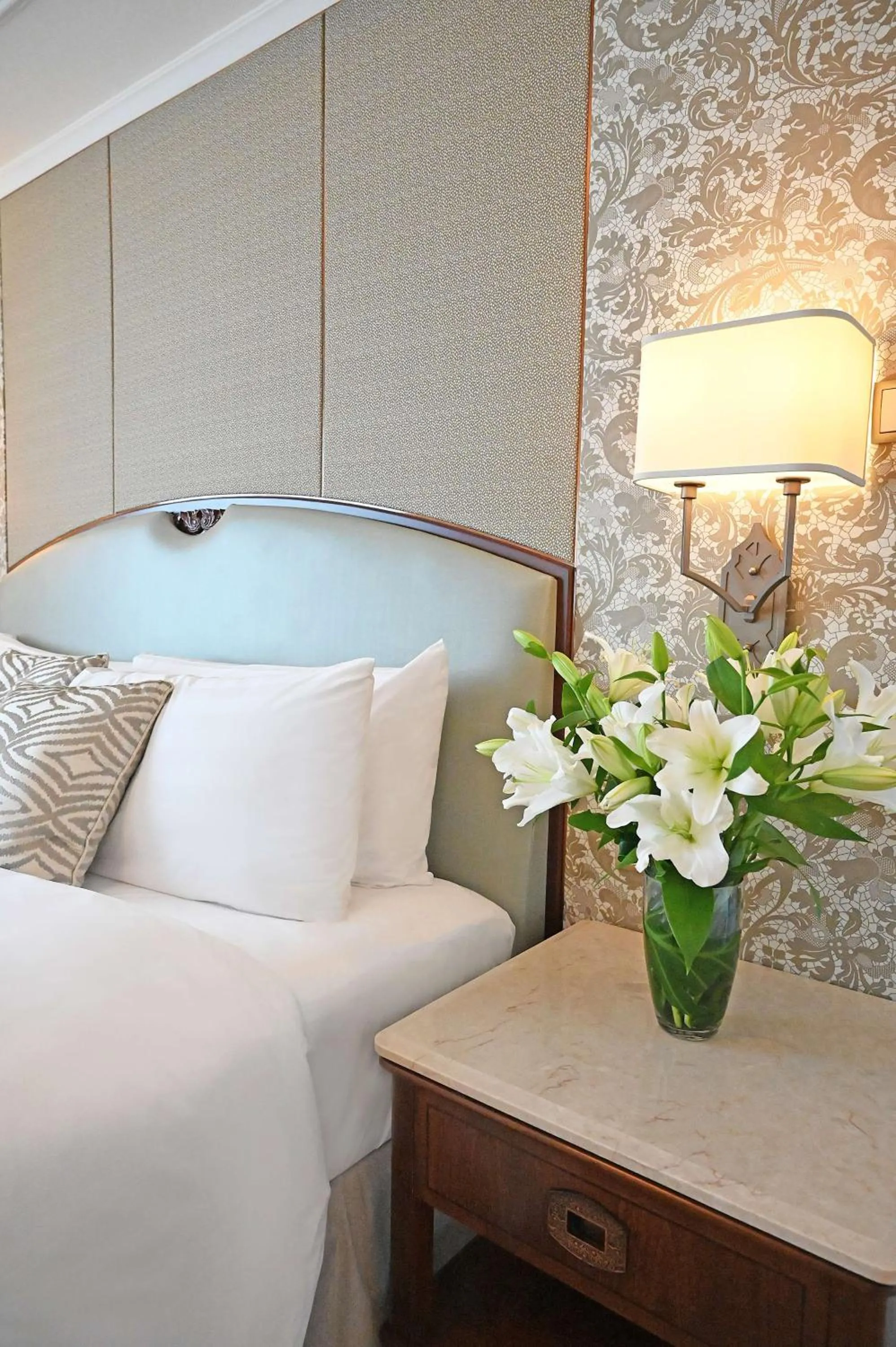 Bedroom, Bed in Shangri-La Jakarta