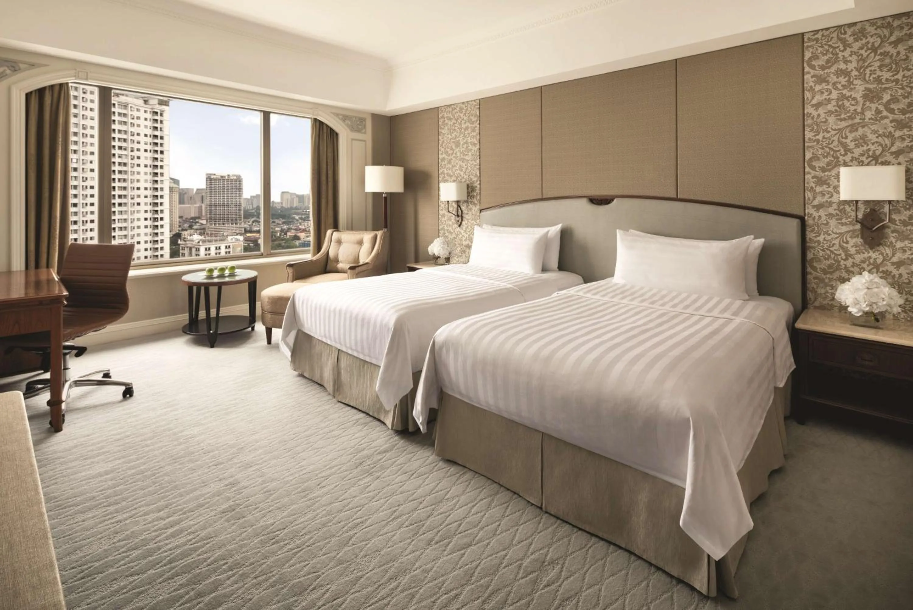 Photo of the whole room, Bed in Shangri-La Jakarta