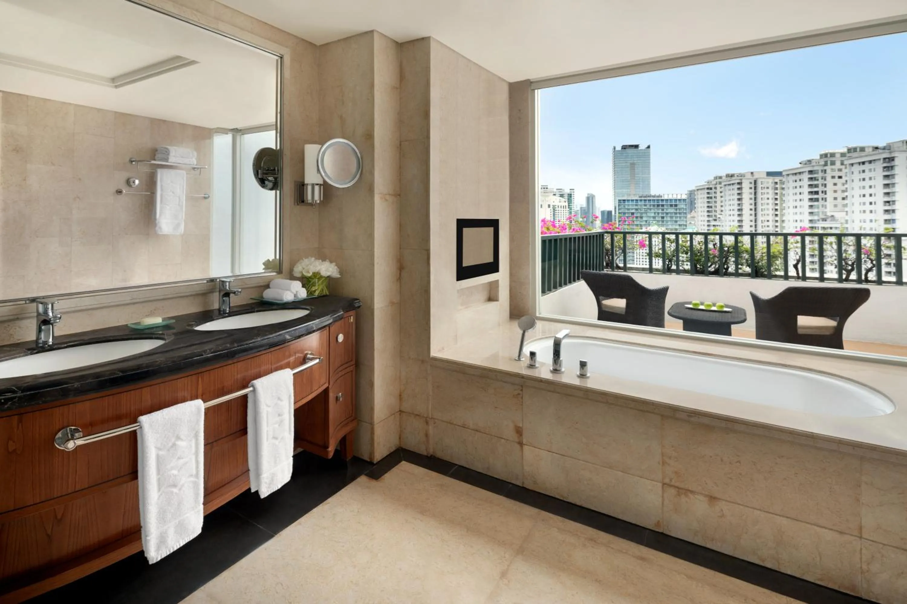 Toilet in Shangri-La Jakarta