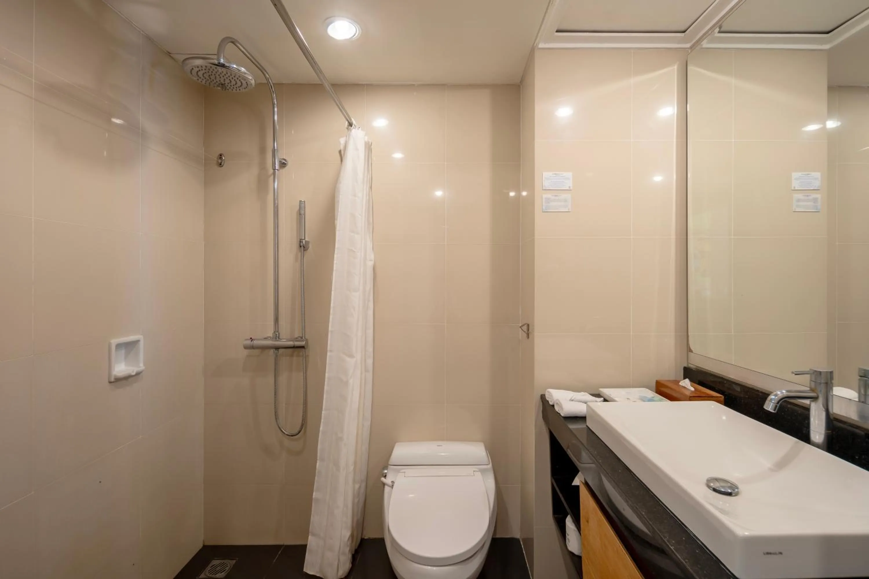 Bathroom in Prime Plaza Hotel Sanur – Bali