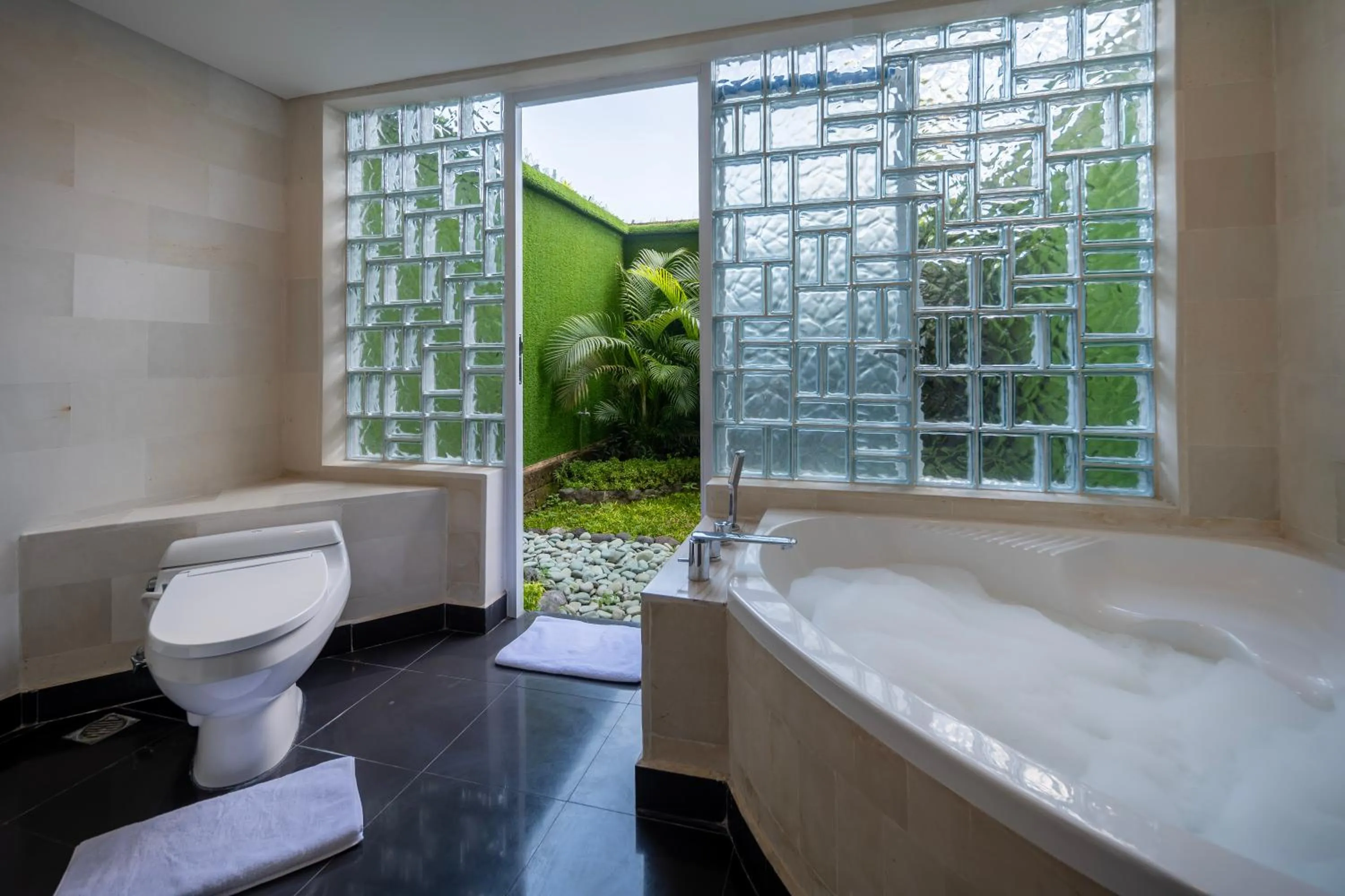 Bath in Prime Plaza Hotel Sanur – Bali