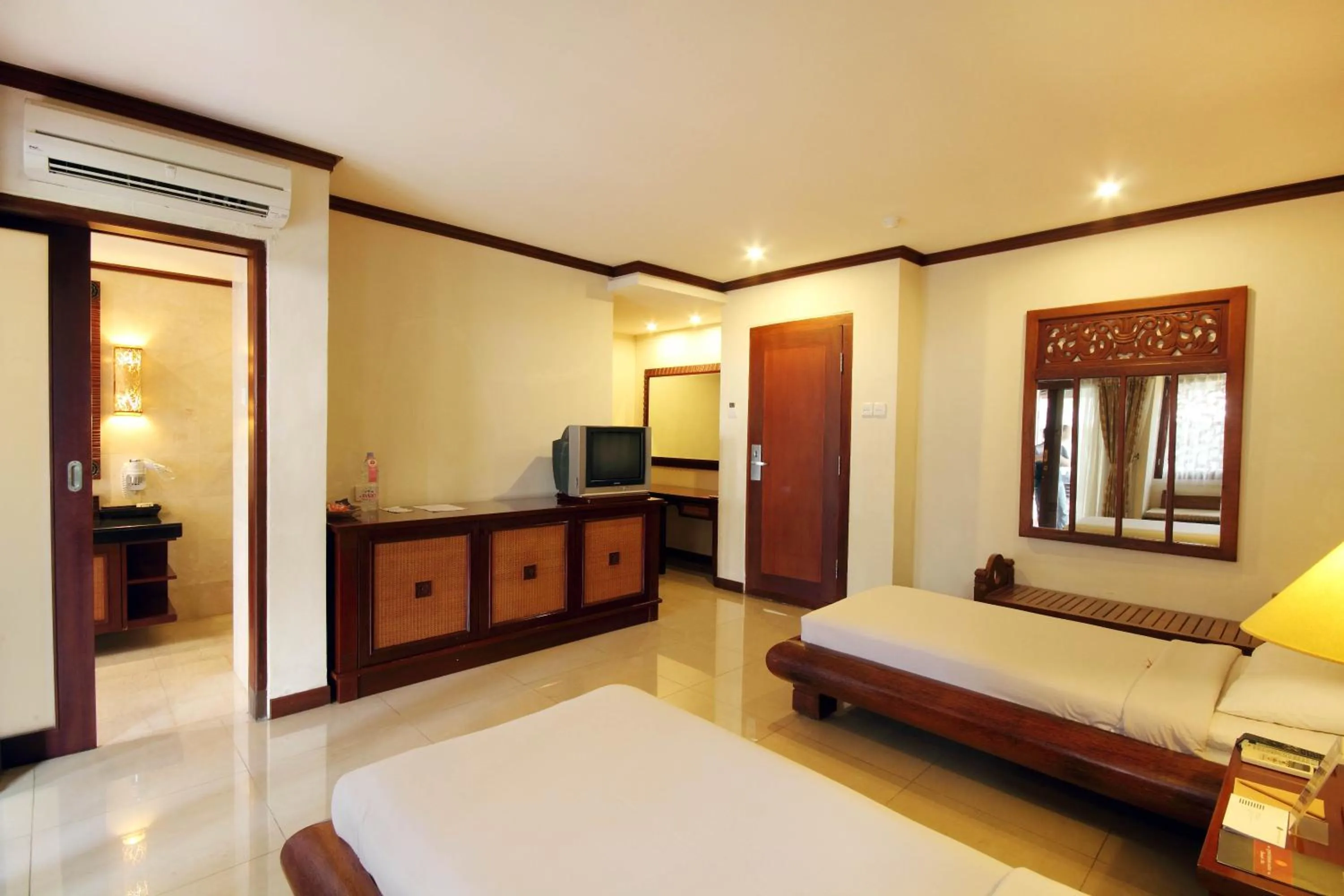 Garden view, Bed in Grand Balisani Suites Hotel