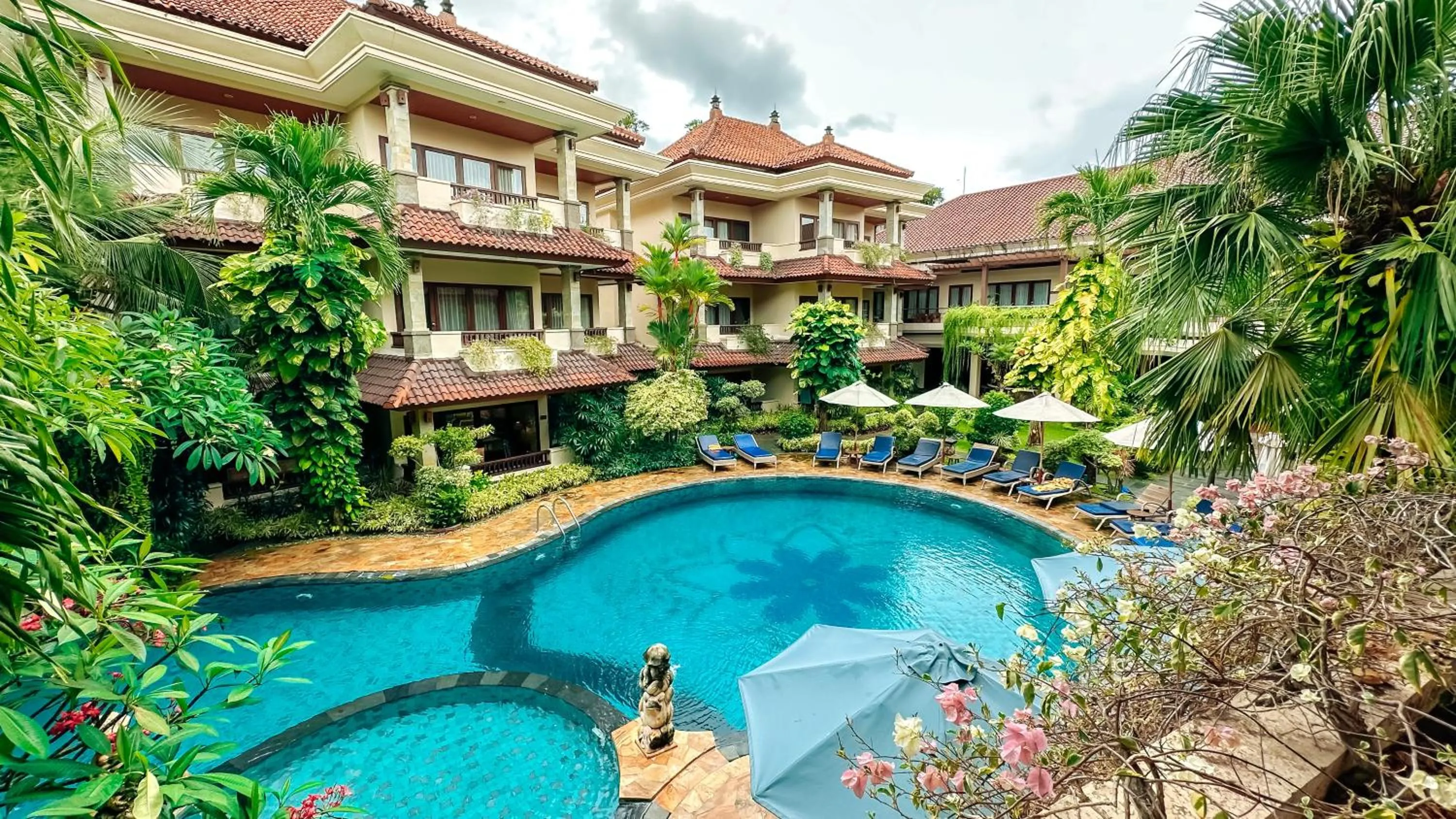 Swimming pool in Parigata Resorts and Spa