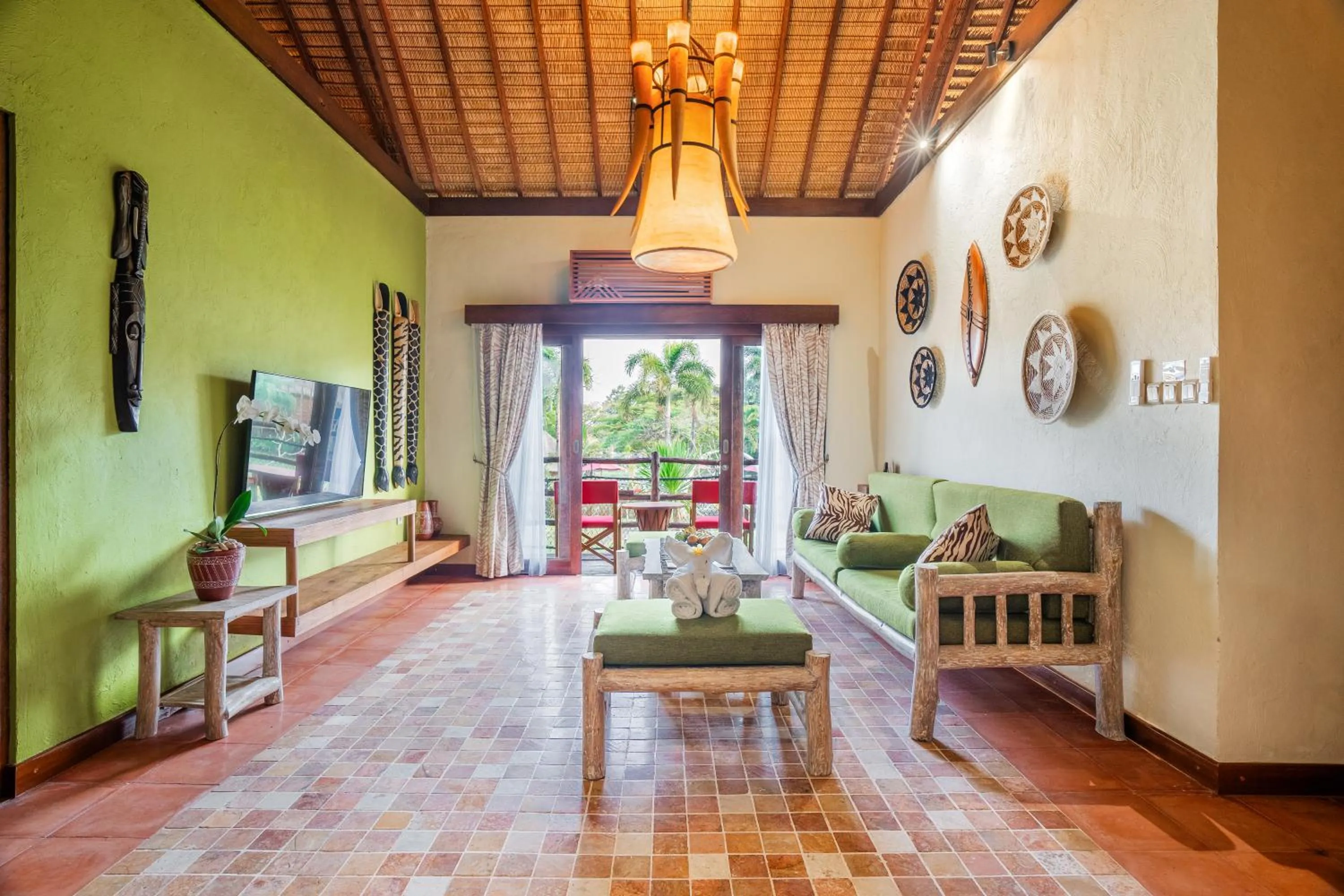 TV and multimedia in Mara River Safari Lodge Bali