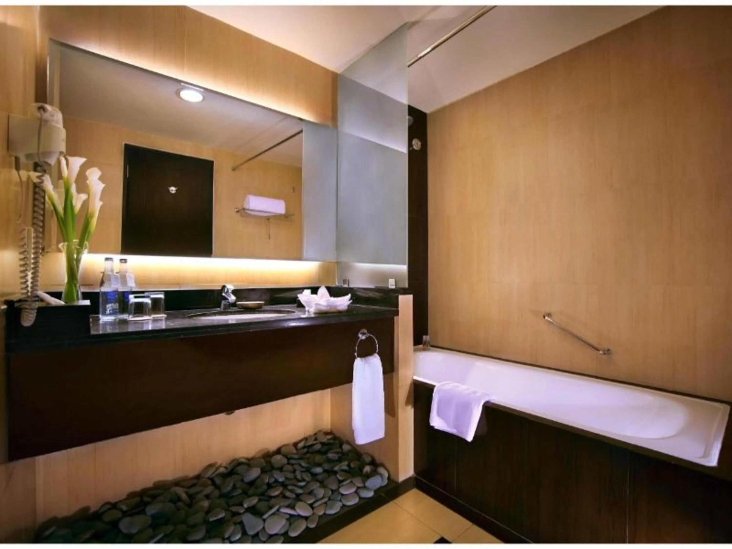 Bathroom, Bed in Aston Kuta Hotel and Residence