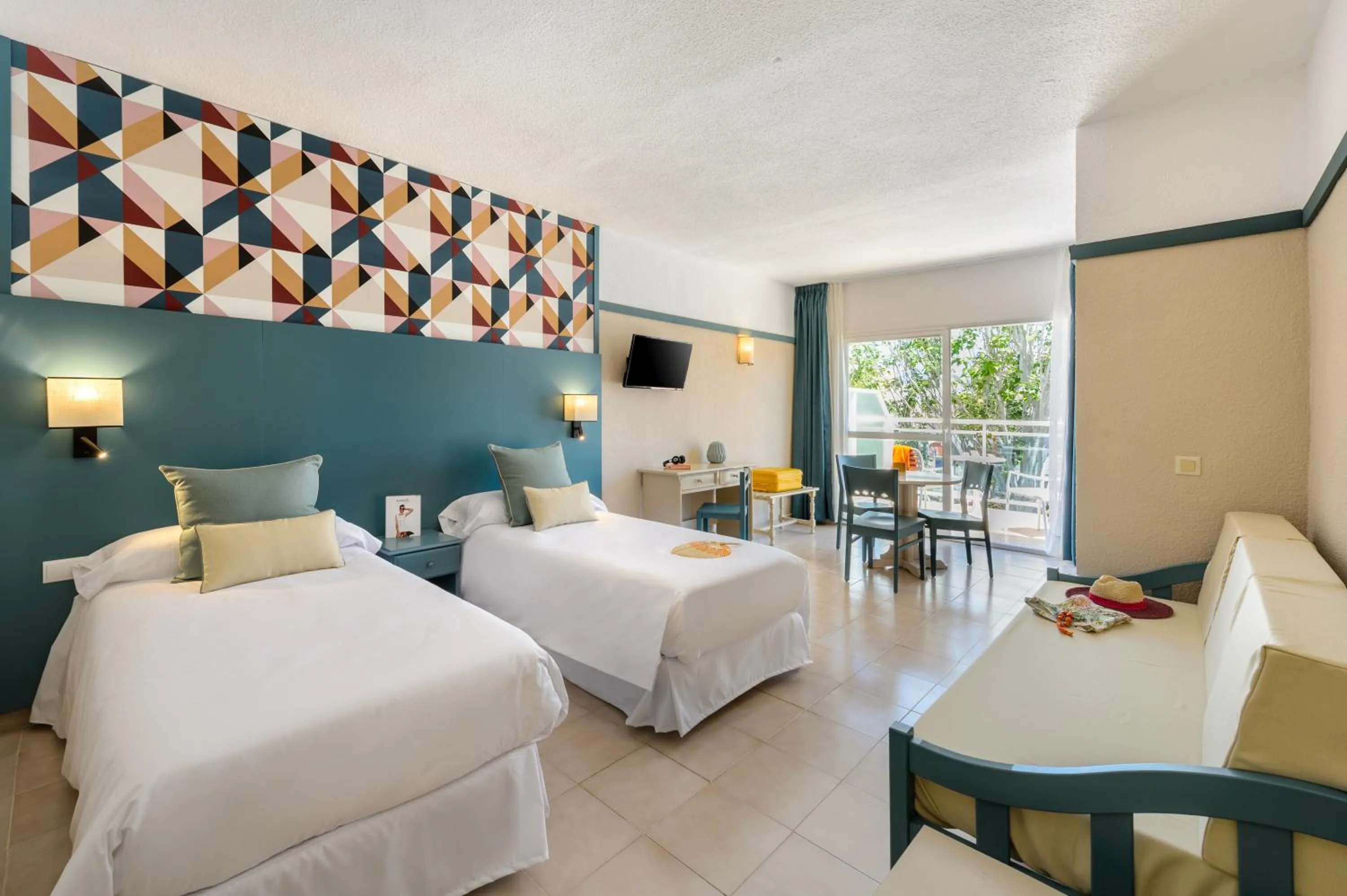 Photo of the whole room, Bed in Aparthotel Vibra Club Maritim