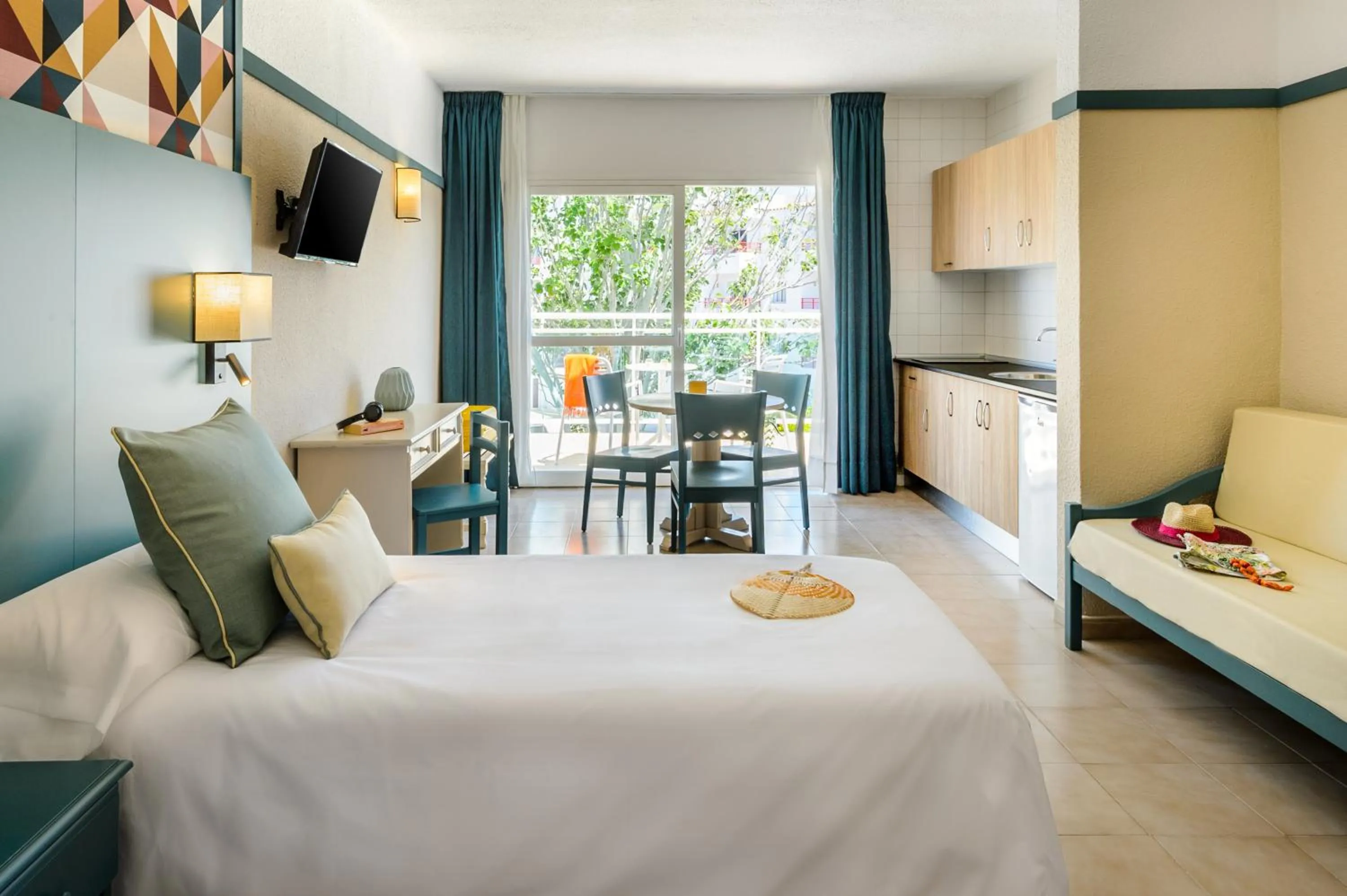 Photo of the whole room, Bed in Aparthotel Vibra Club Maritim