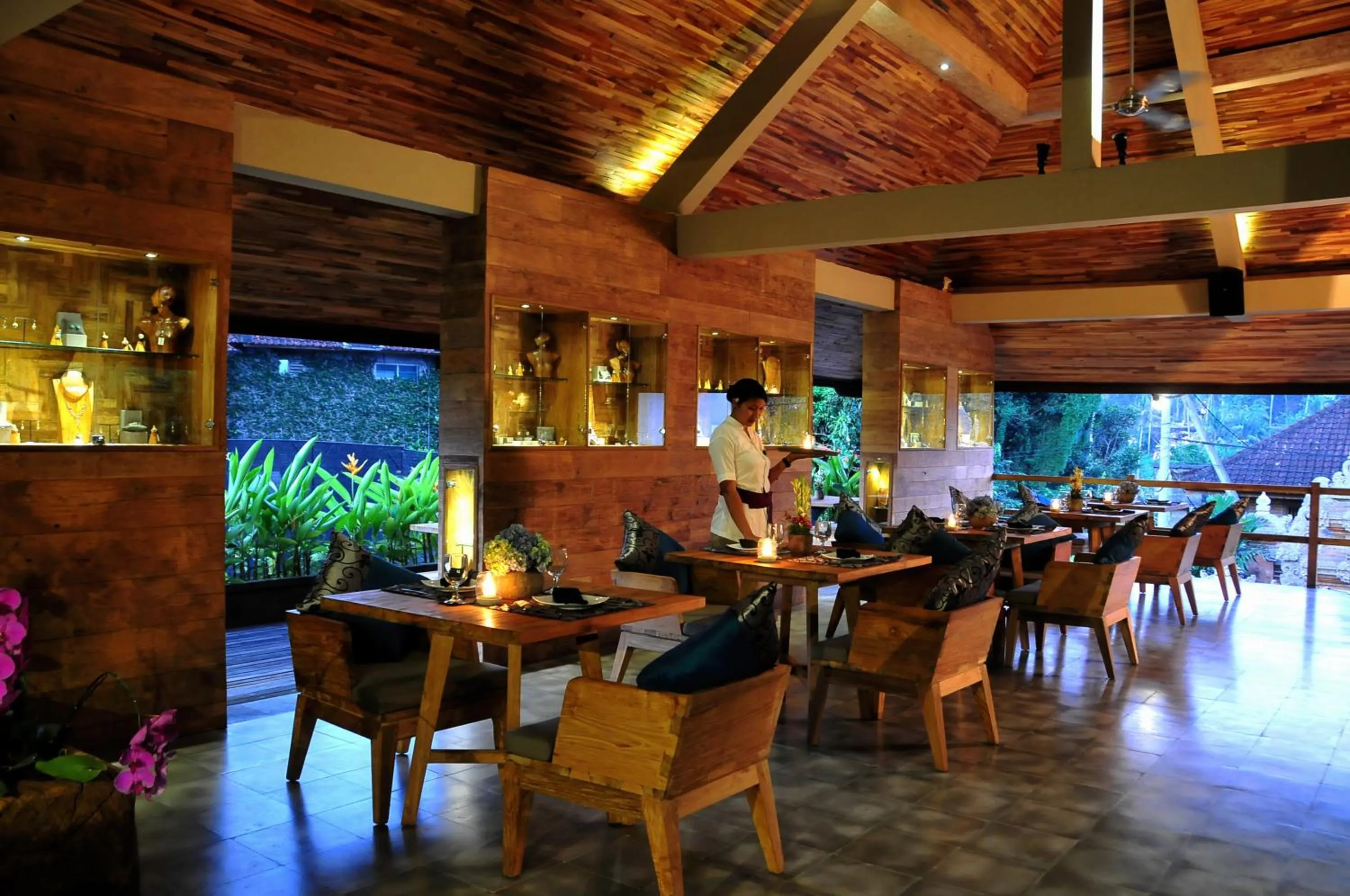 Restaurant/places to eat in Sri Ratih Cottages, CHSE Certified