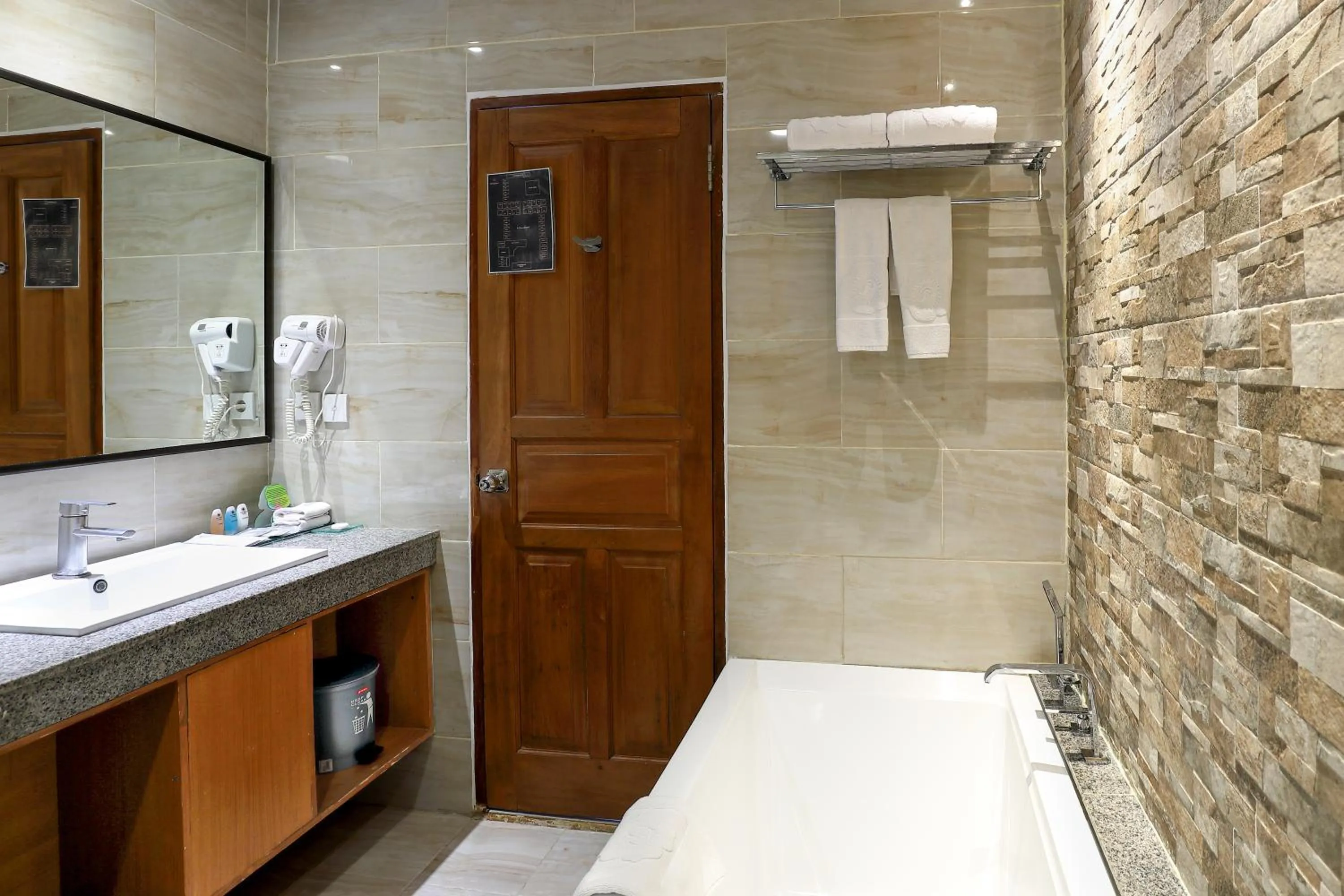 Bathroom in Puri Saron Hotel Seminyak