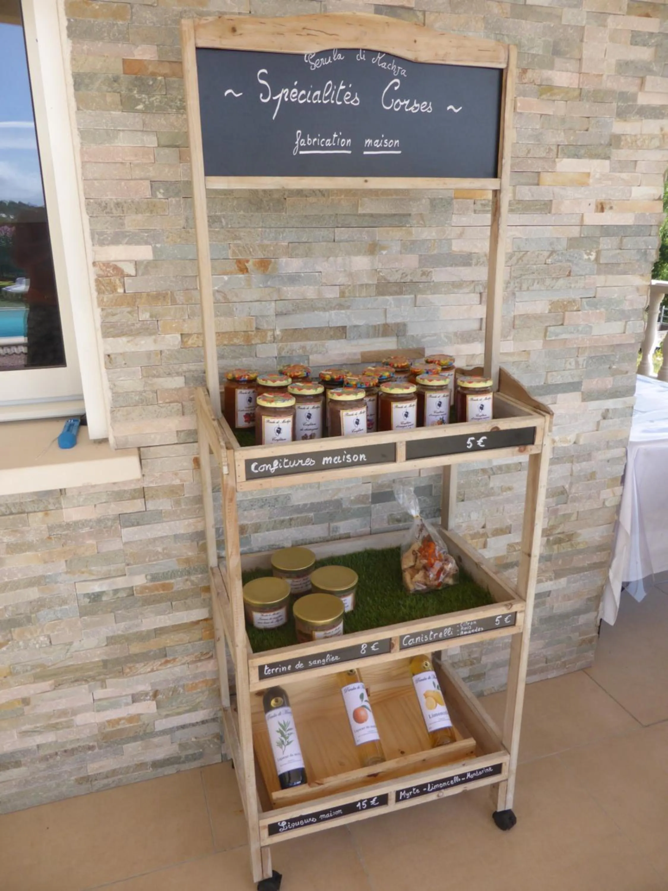 On-site shops in Perula di Machja