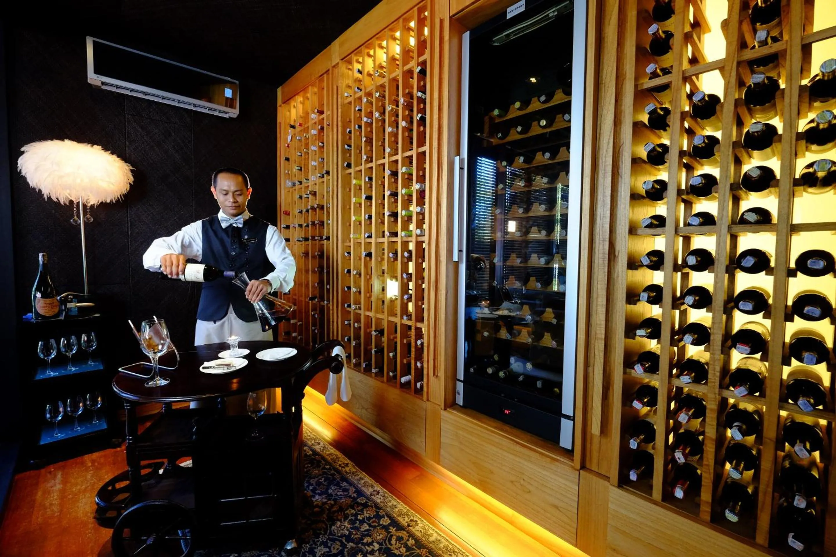 Restaurant/places to eat in The Royal Santrian