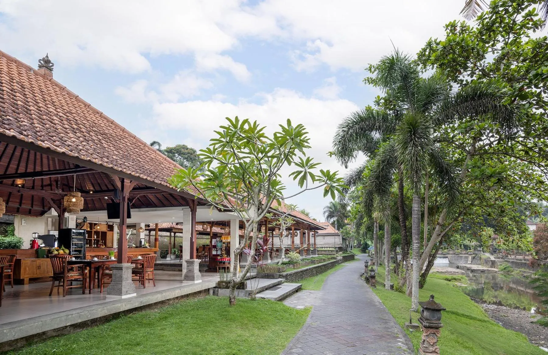 Restaurant/places to eat in Santi Mandala Villa & Spa