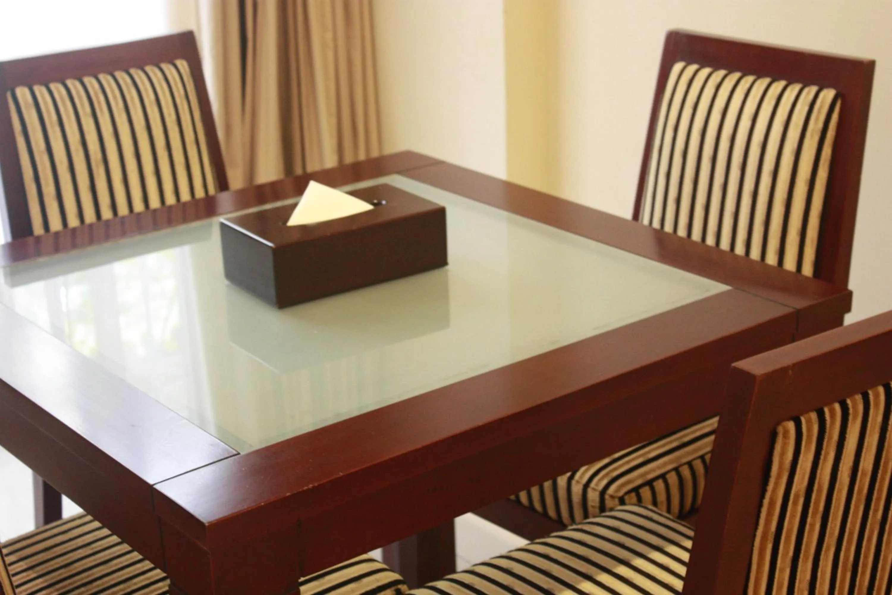 Dining area, TV/Entertainment Center in 100 Sunset Boutique