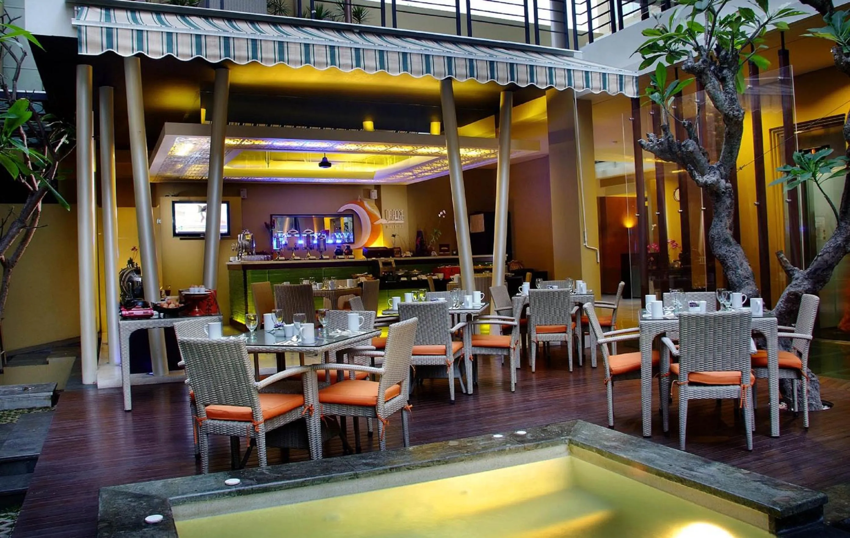 Restaurant/Places to Eat in 100 Sunset Boutique