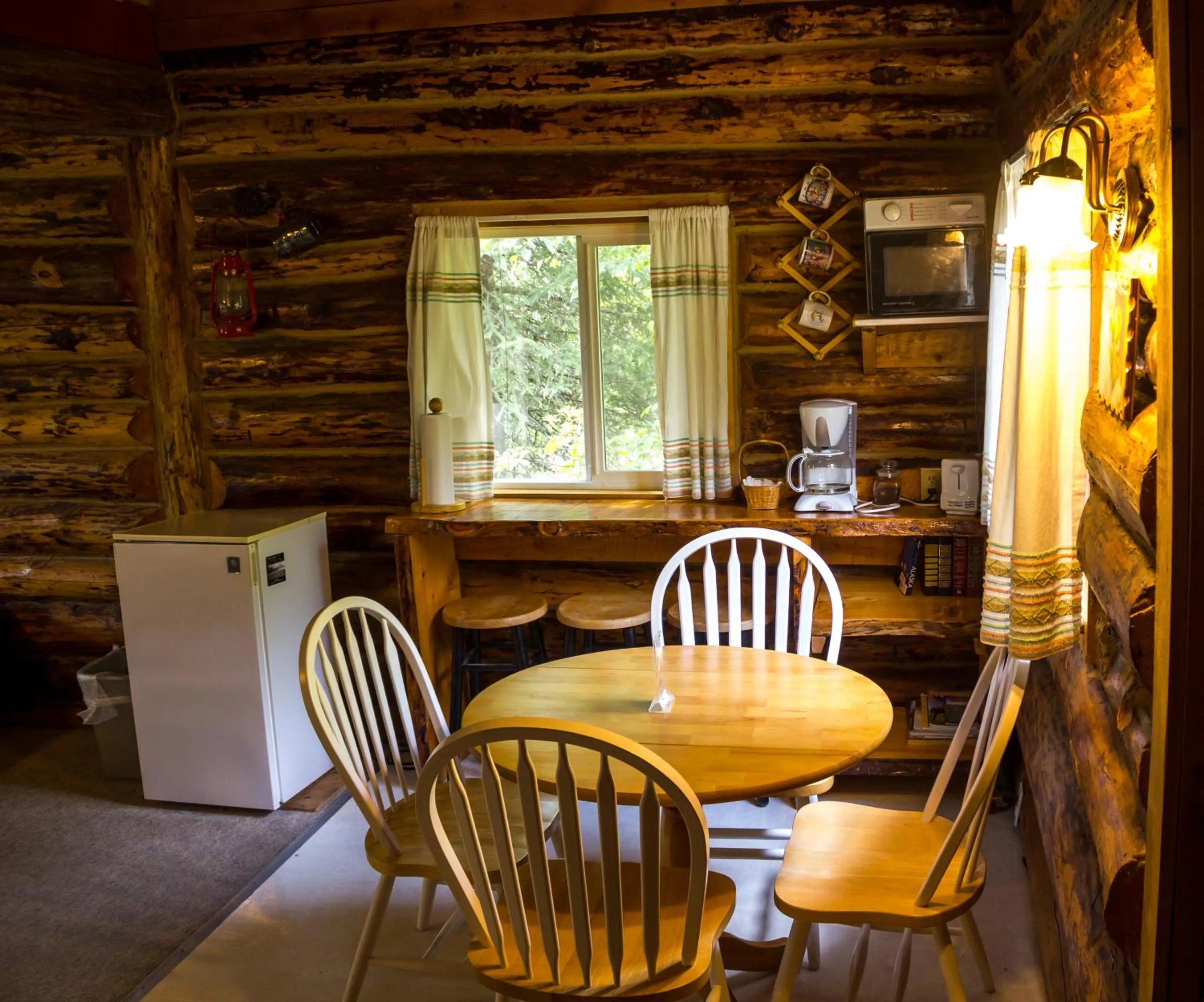 Coffee/tea facilities in Midnight Sun Log Cabins