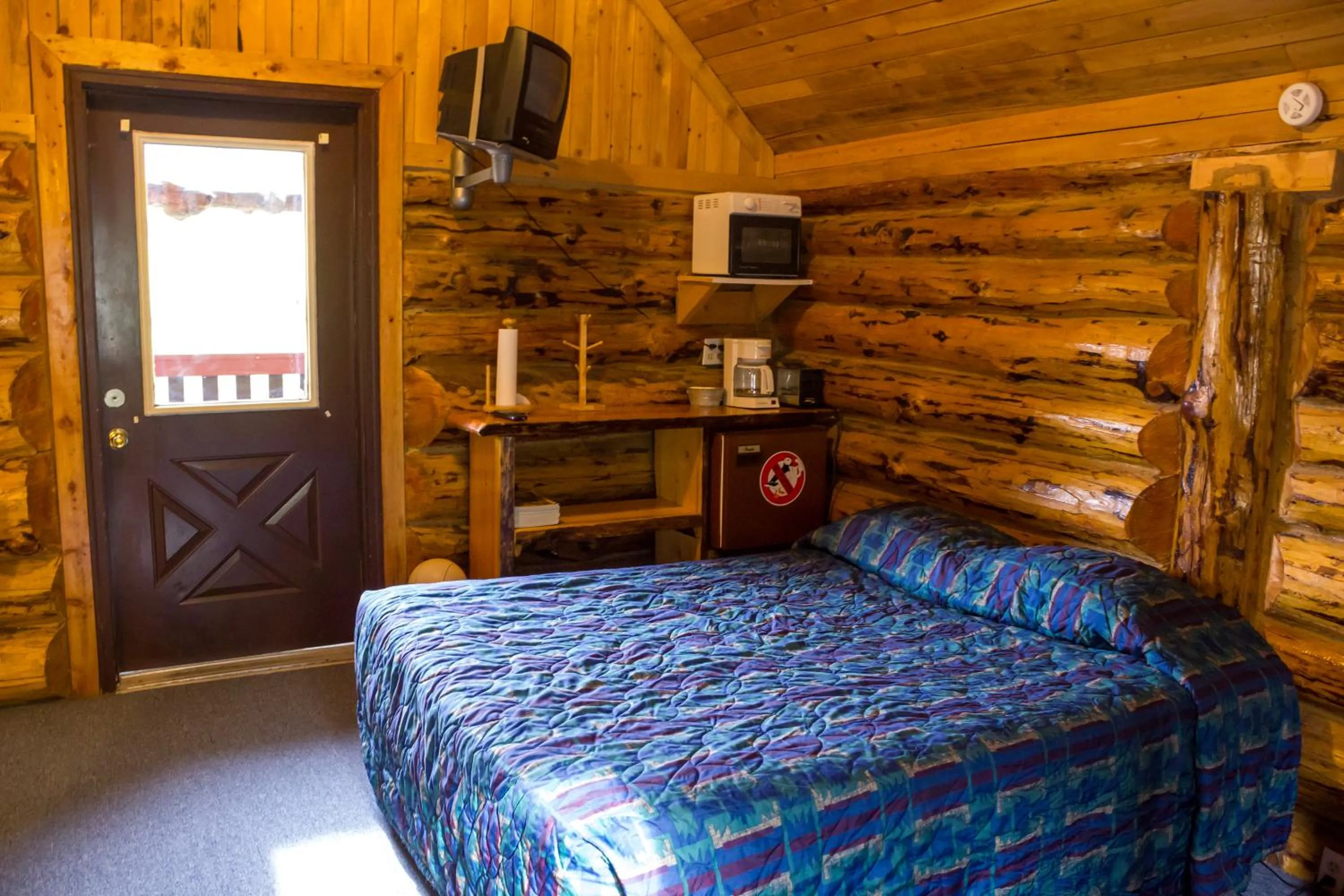 Bed in Midnight Sun Log Cabins