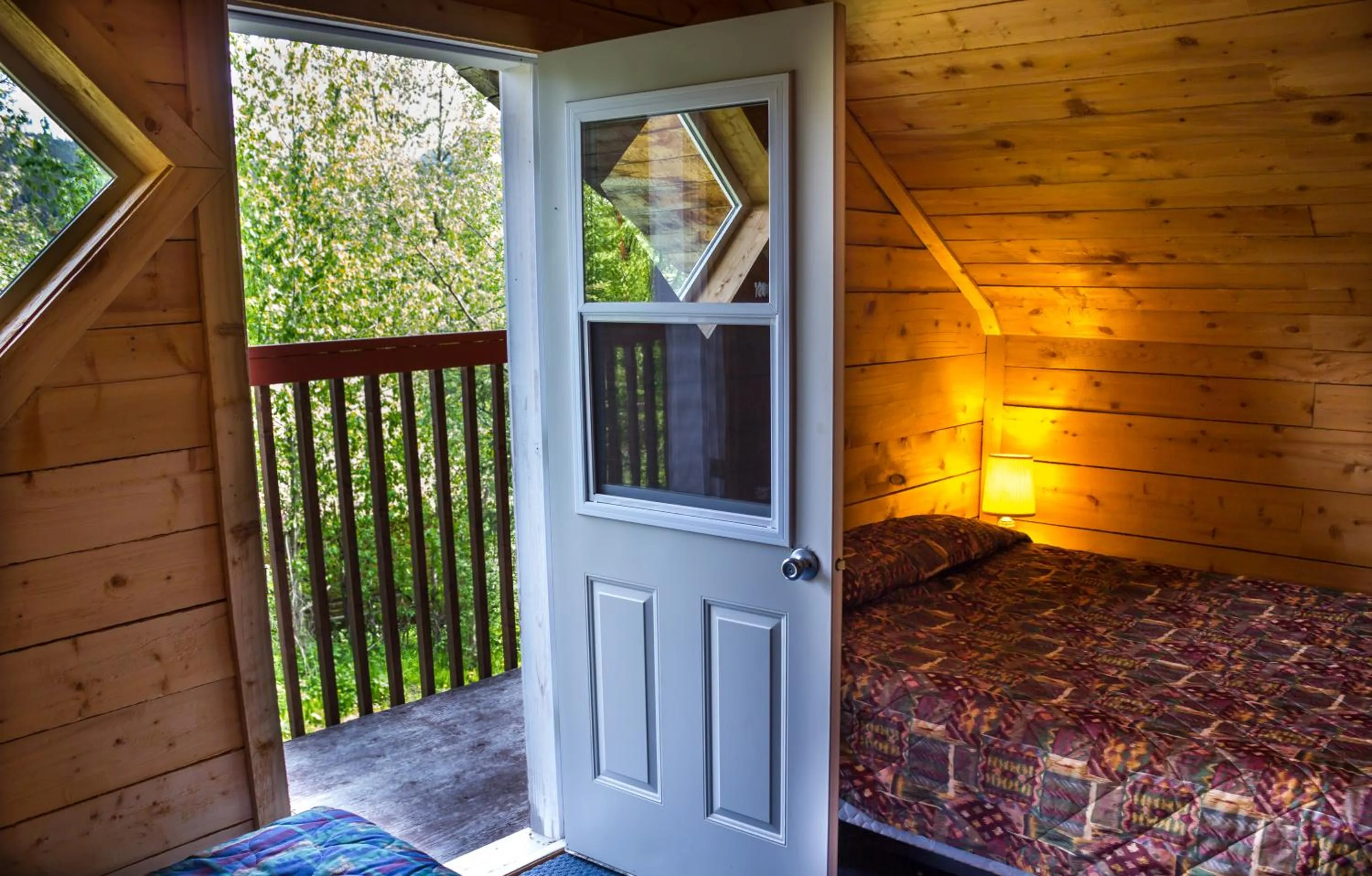 Balcony/Terrace, Bed in Midnight Sun Log Cabins