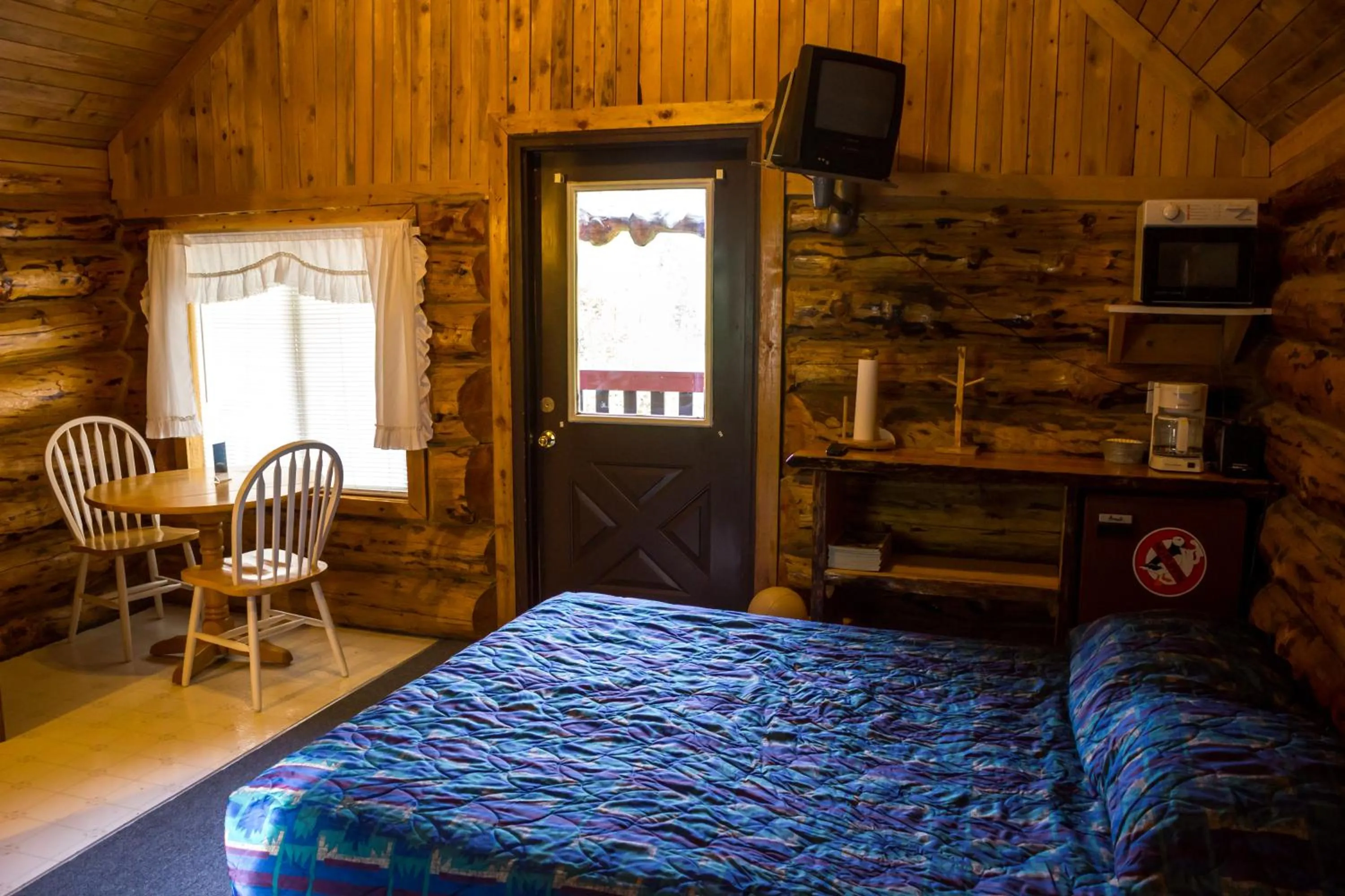 Bed in Midnight Sun Log Cabins