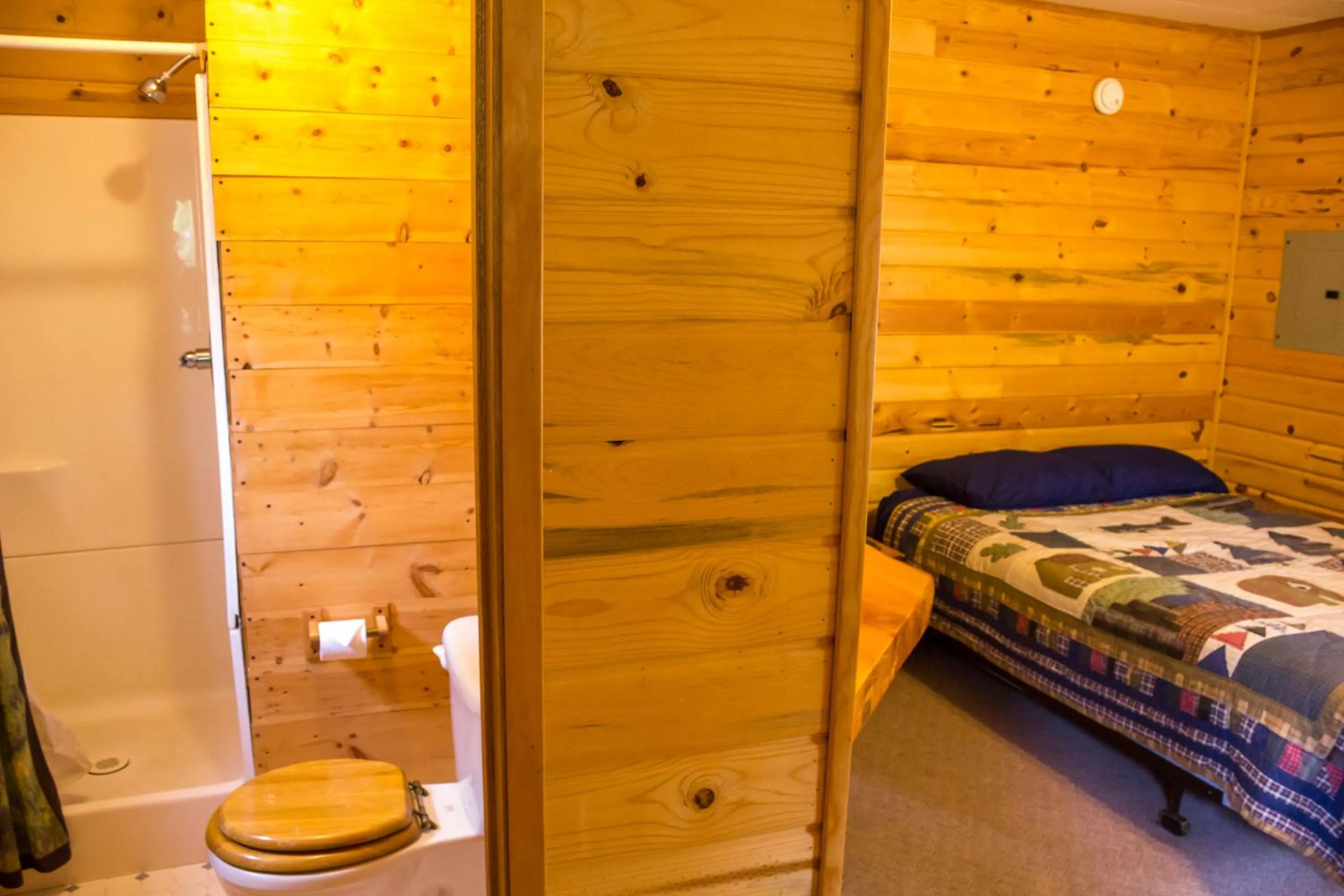 Shower, Bed in Midnight Sun Log Cabins