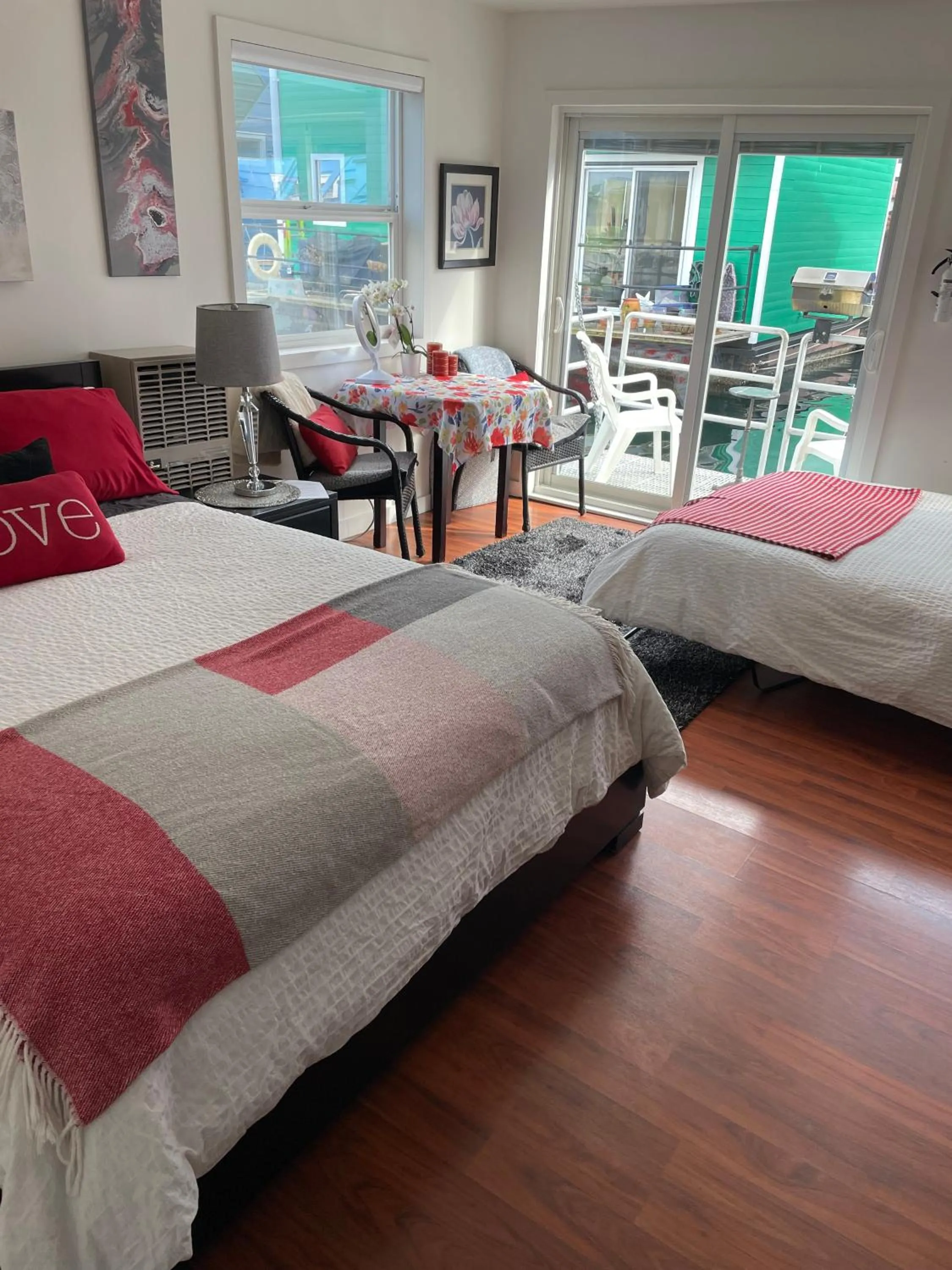 Bed in A Float Home B&B in Fisherman’s Wharf