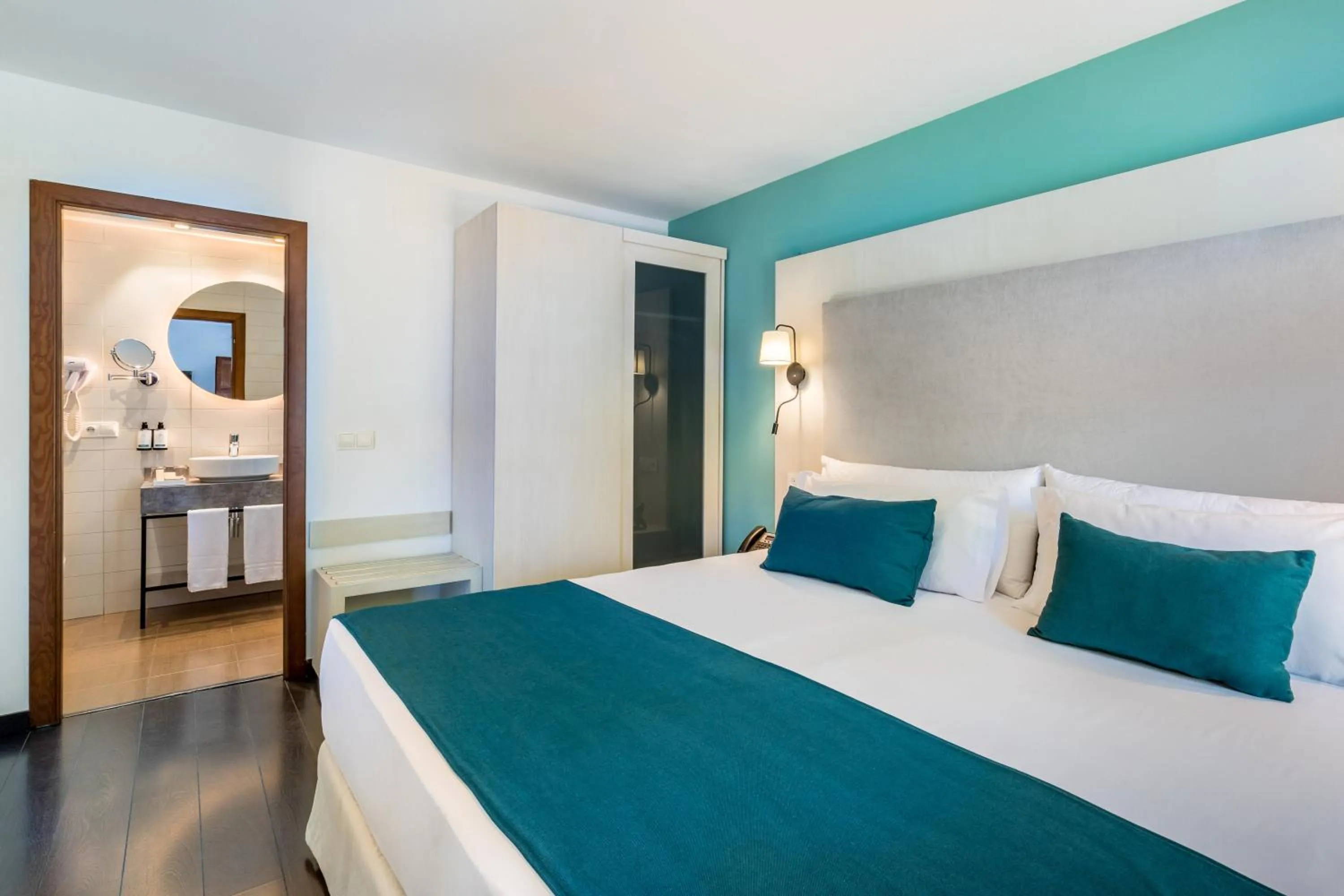 Photo of the whole room, Bed in Occidental Pueblo Acantilado