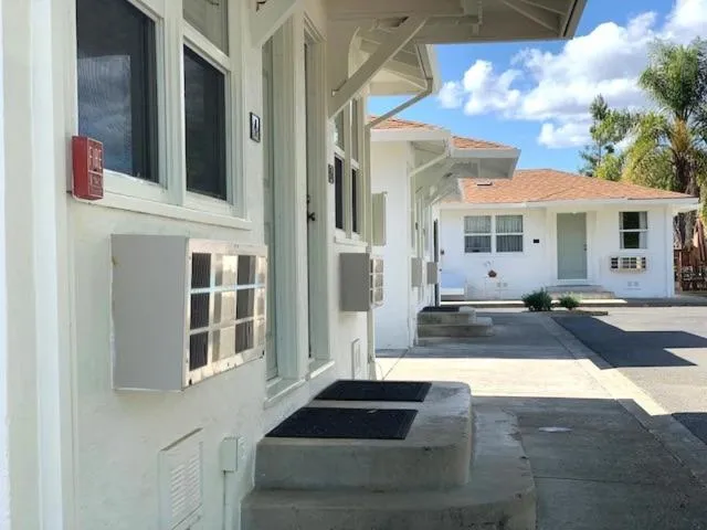 Carlin's Cottage Court