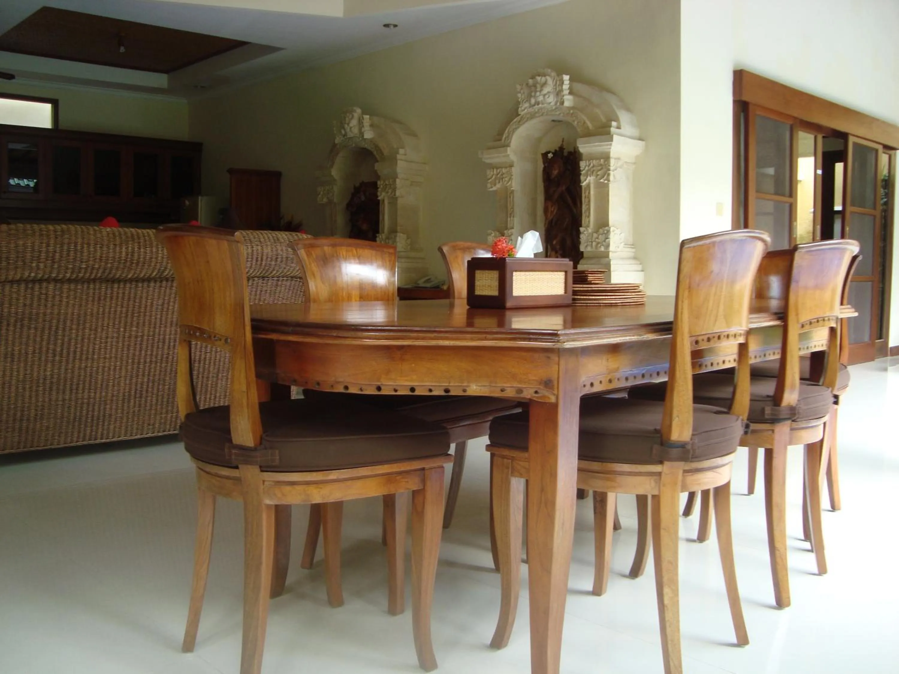 Restaurant/places to eat in Bali Emerald Villas