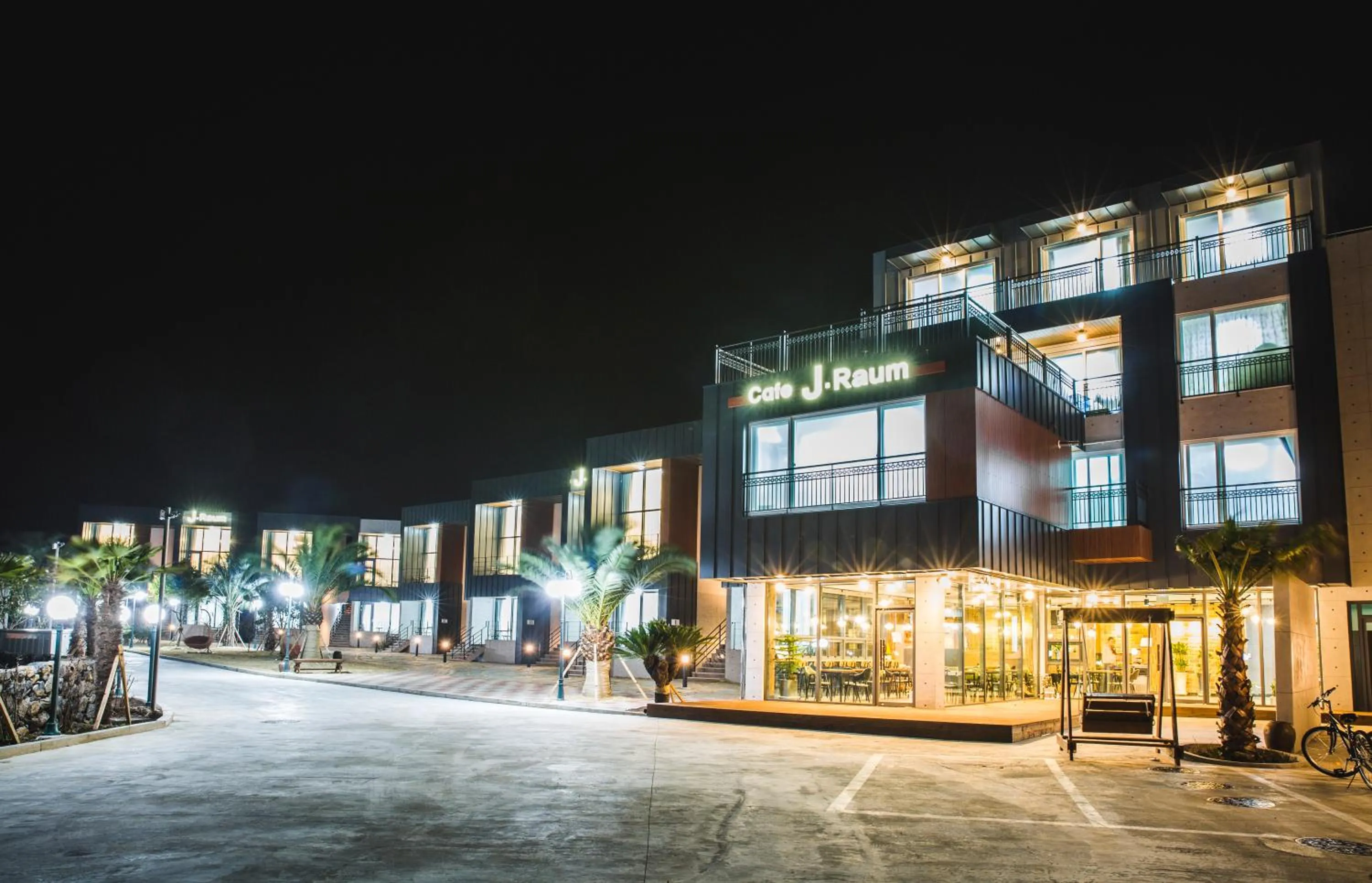 Facade/entrance in J Raum Resort