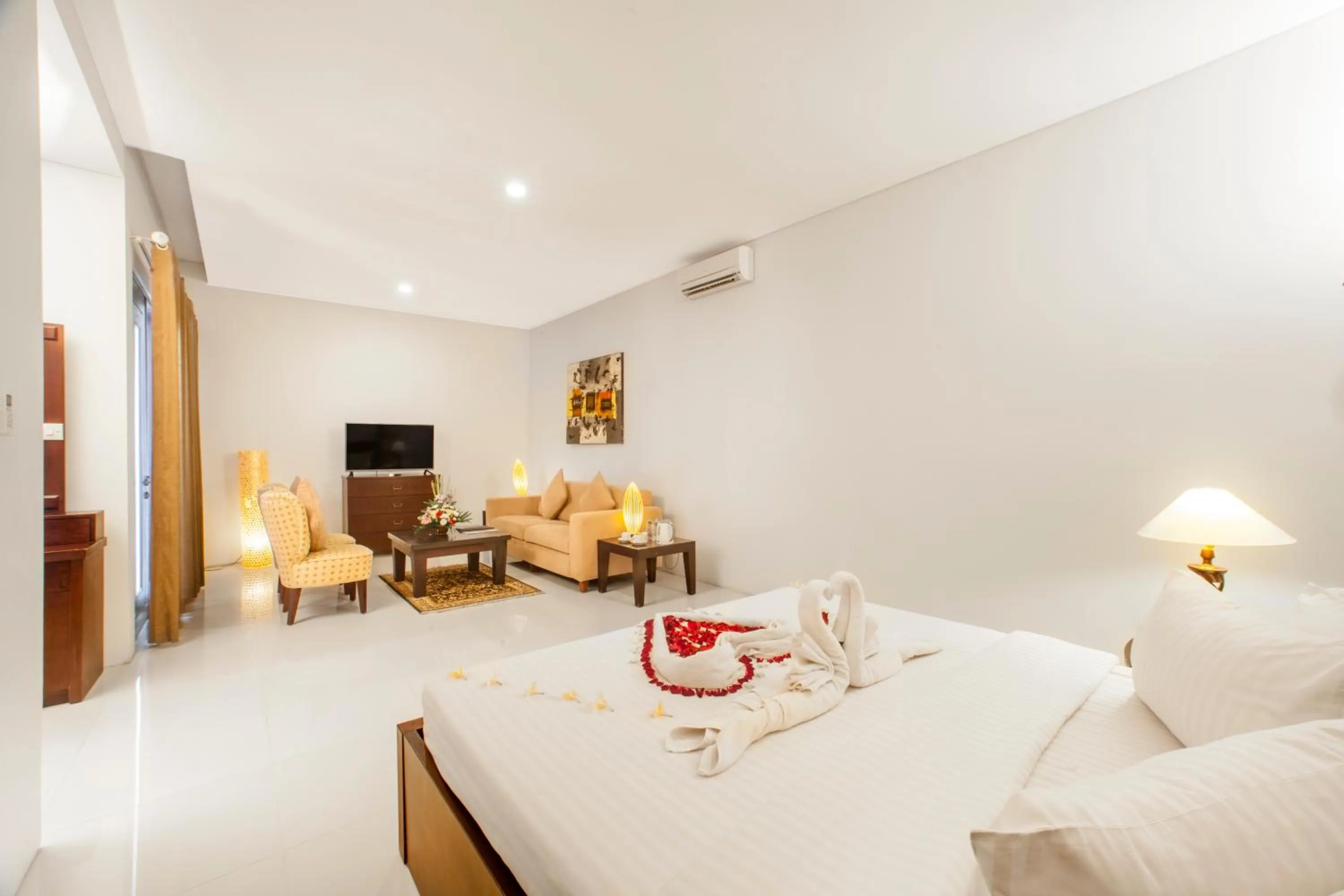 Bedroom, Bed in The Radiant Hotel