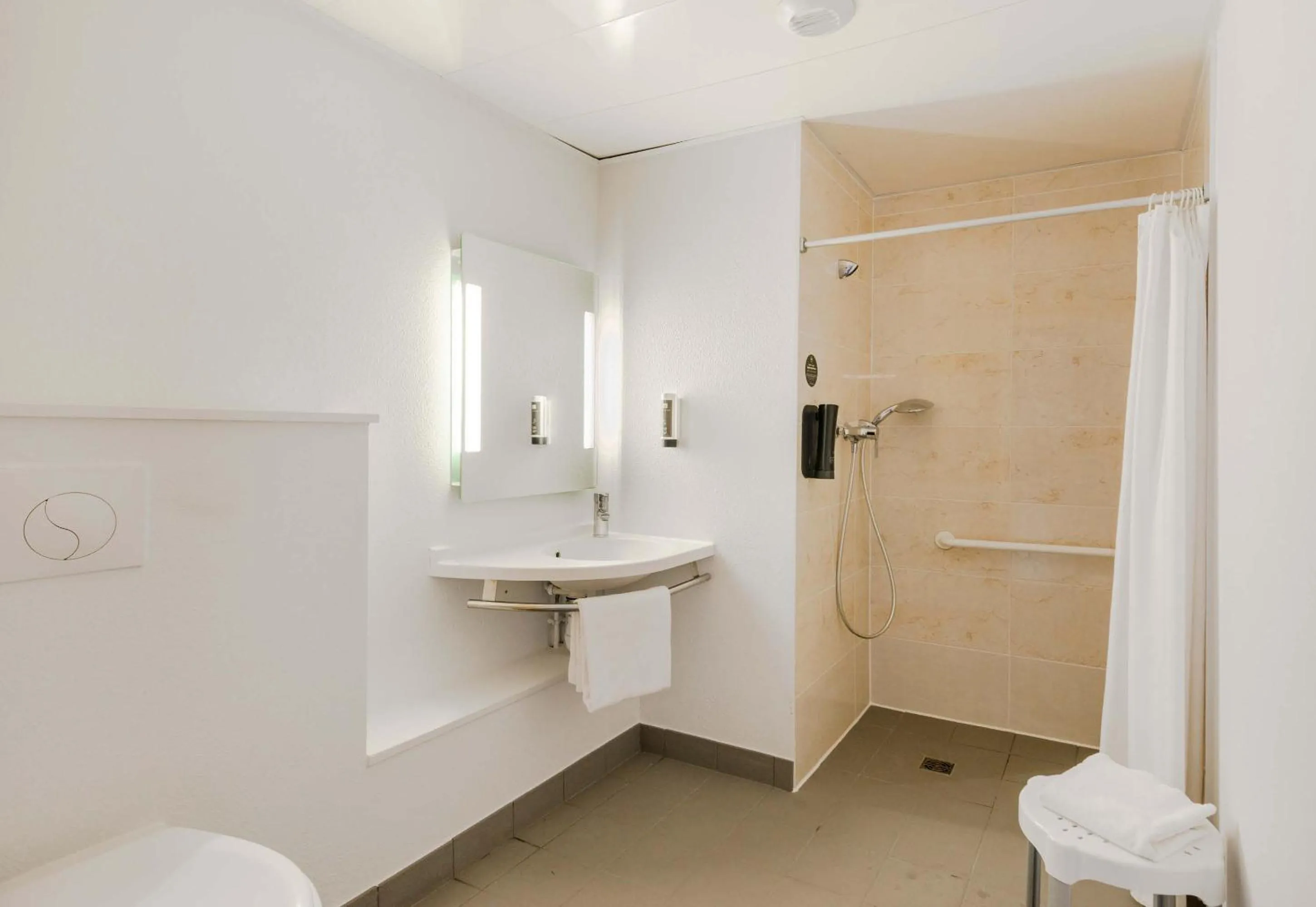 Bathroom in B&B HOTEL Nantes Savenay