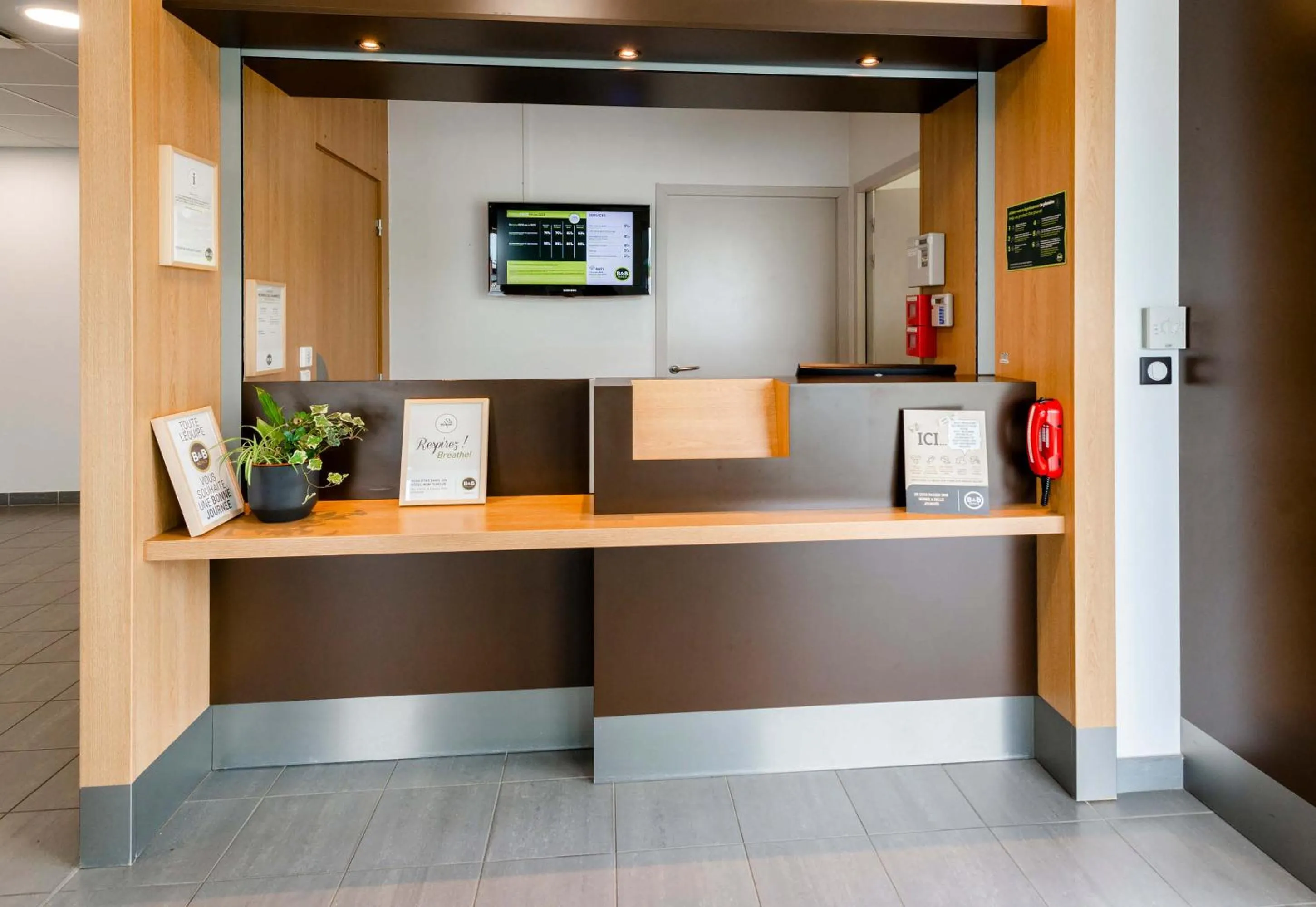 Lobby or reception in B&B HOTEL Nantes Savenay