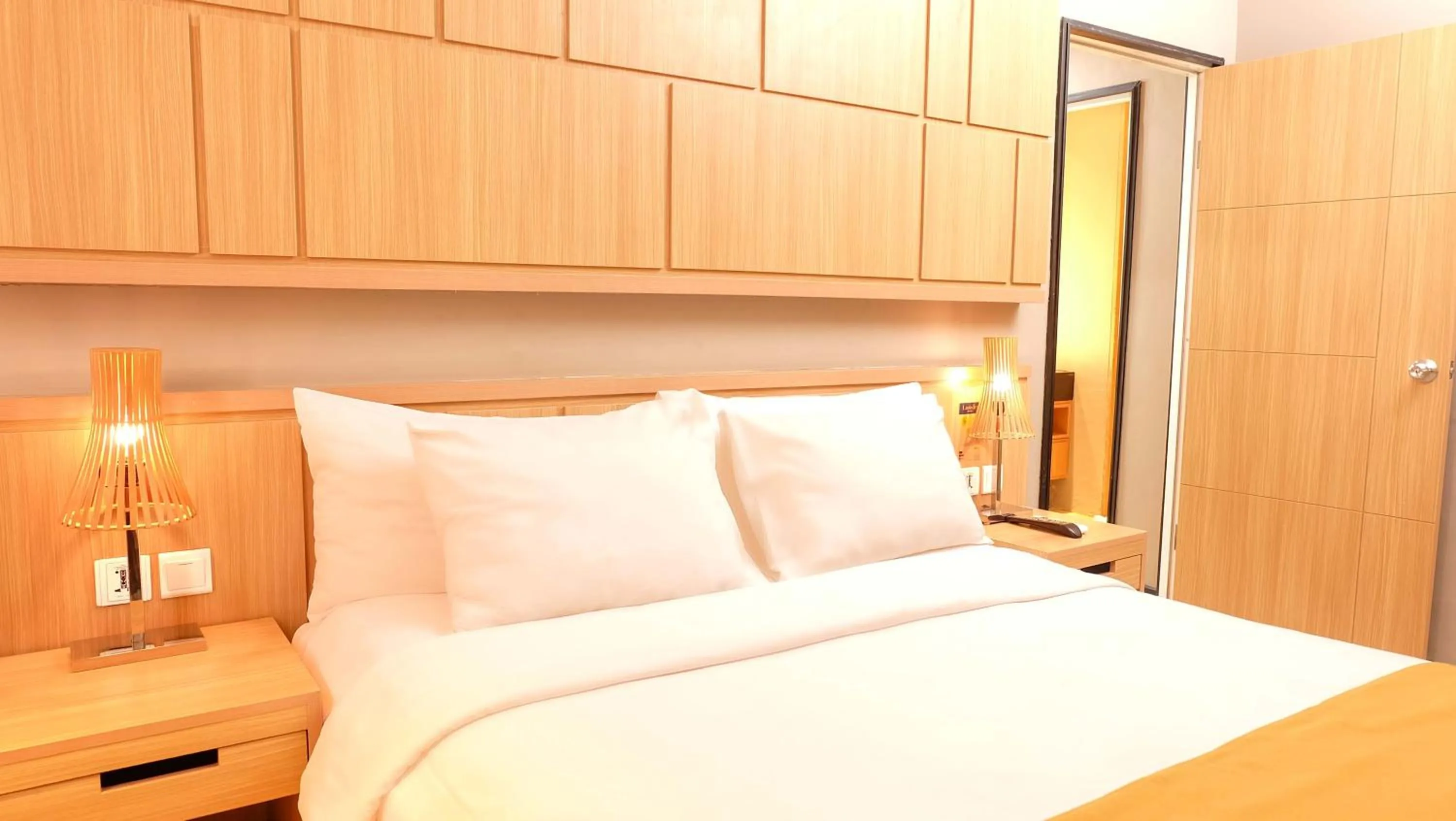 Bedroom, Bed in Golden Tulip Balikpapan Hotel & Suites