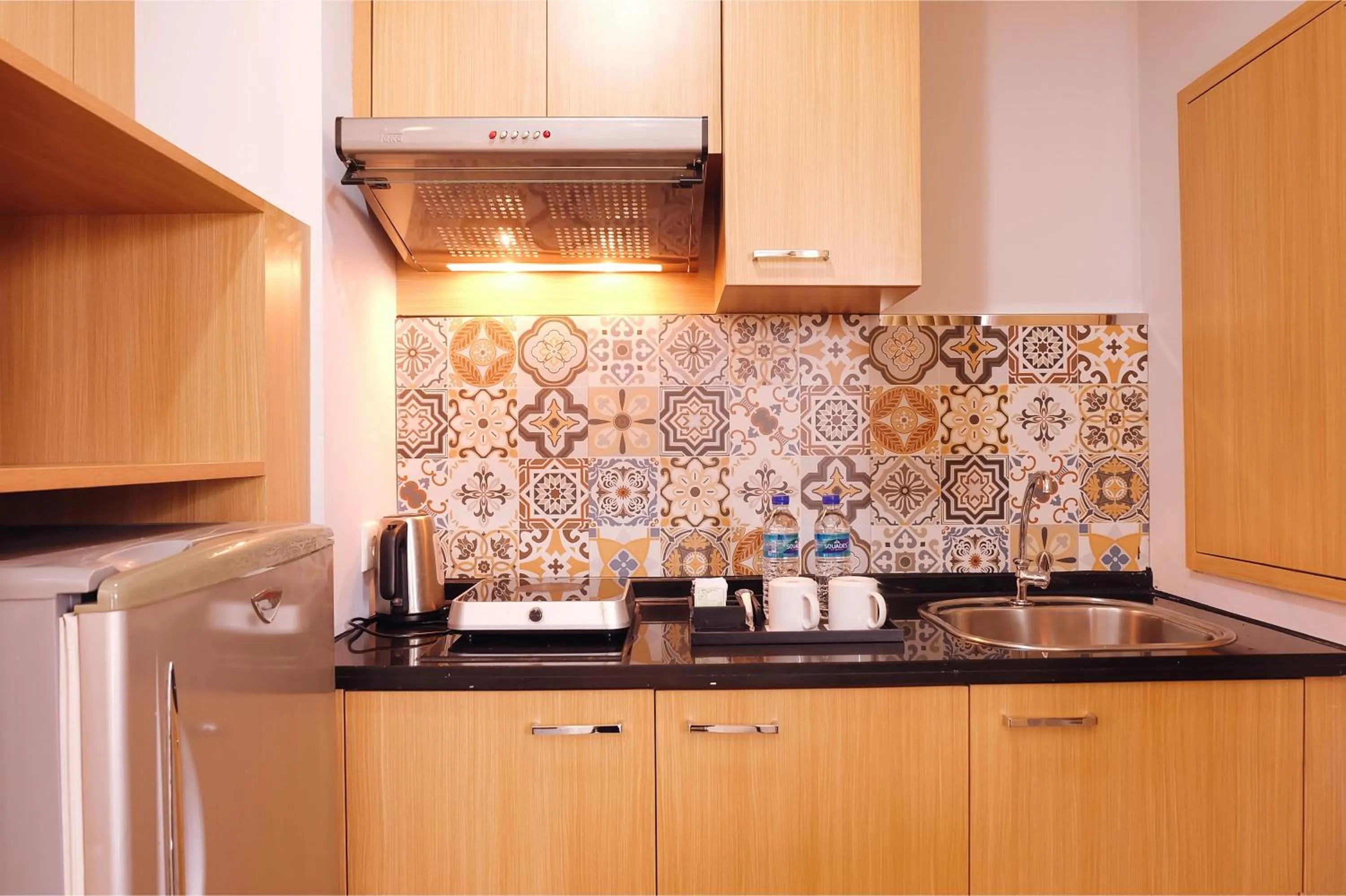 Kitchen or kitchenette in Golden Tulip Balikpapan Hotel & Suites