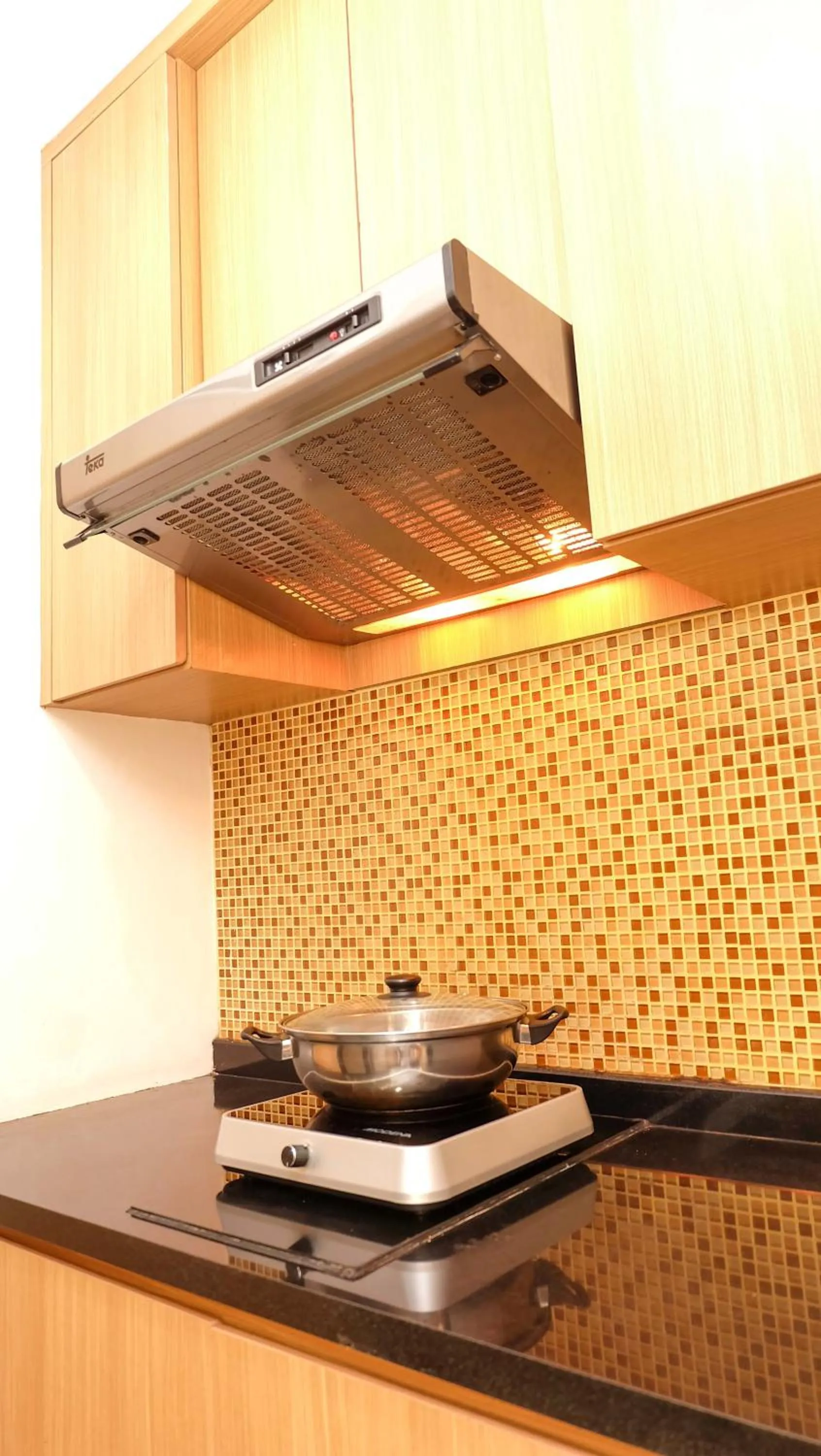 Kitchen or kitchenette in Golden Tulip Balikpapan Hotel & Suites