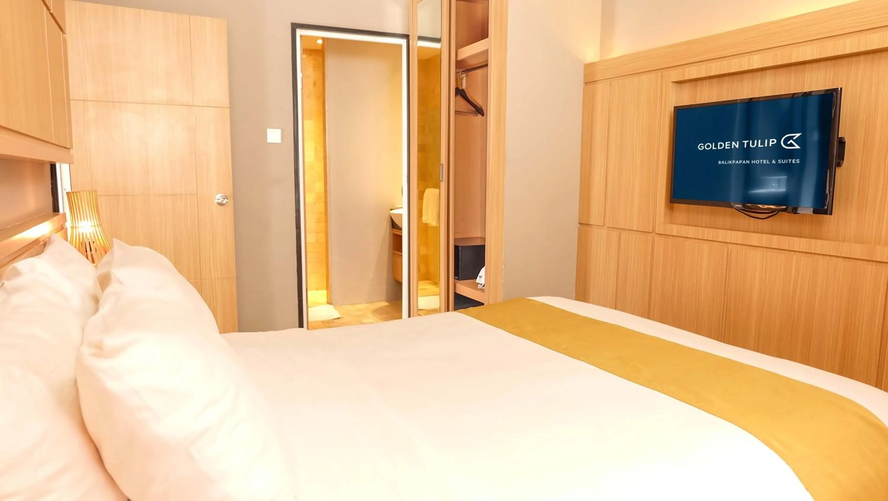 Bedroom, Bed in Golden Tulip Balikpapan Hotel & Suites