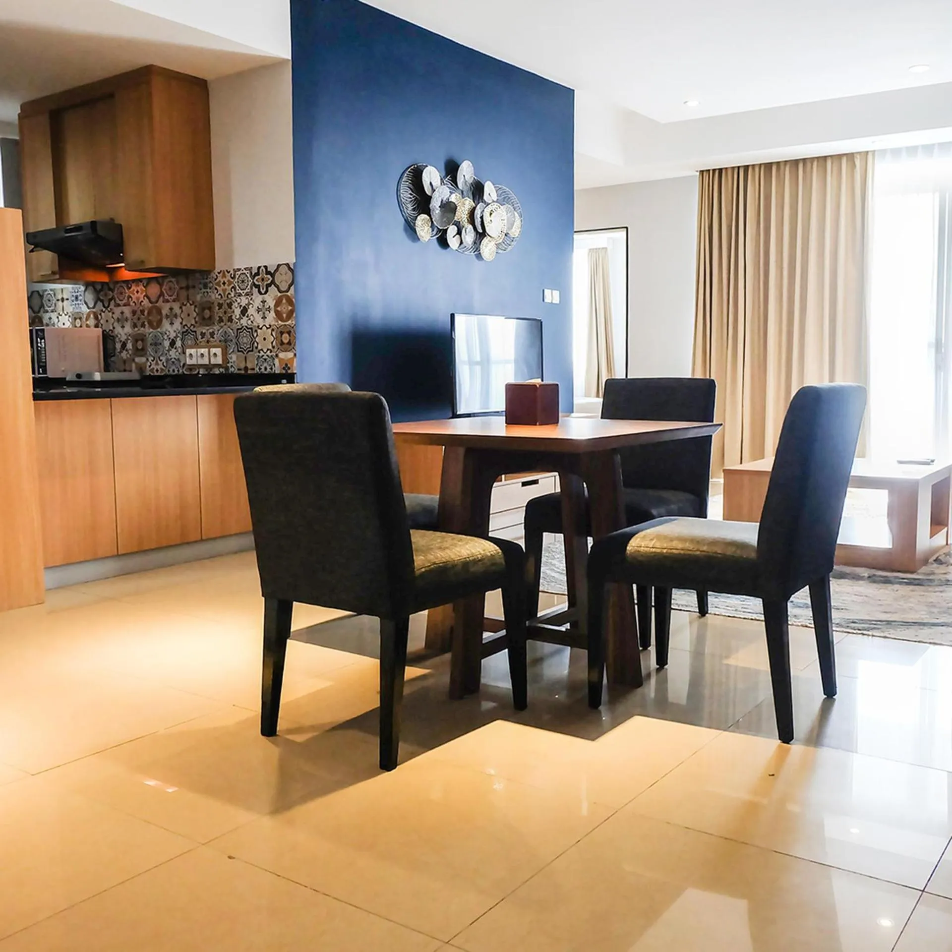 Dining area in Golden Tulip Balikpapan Hotel & Suites