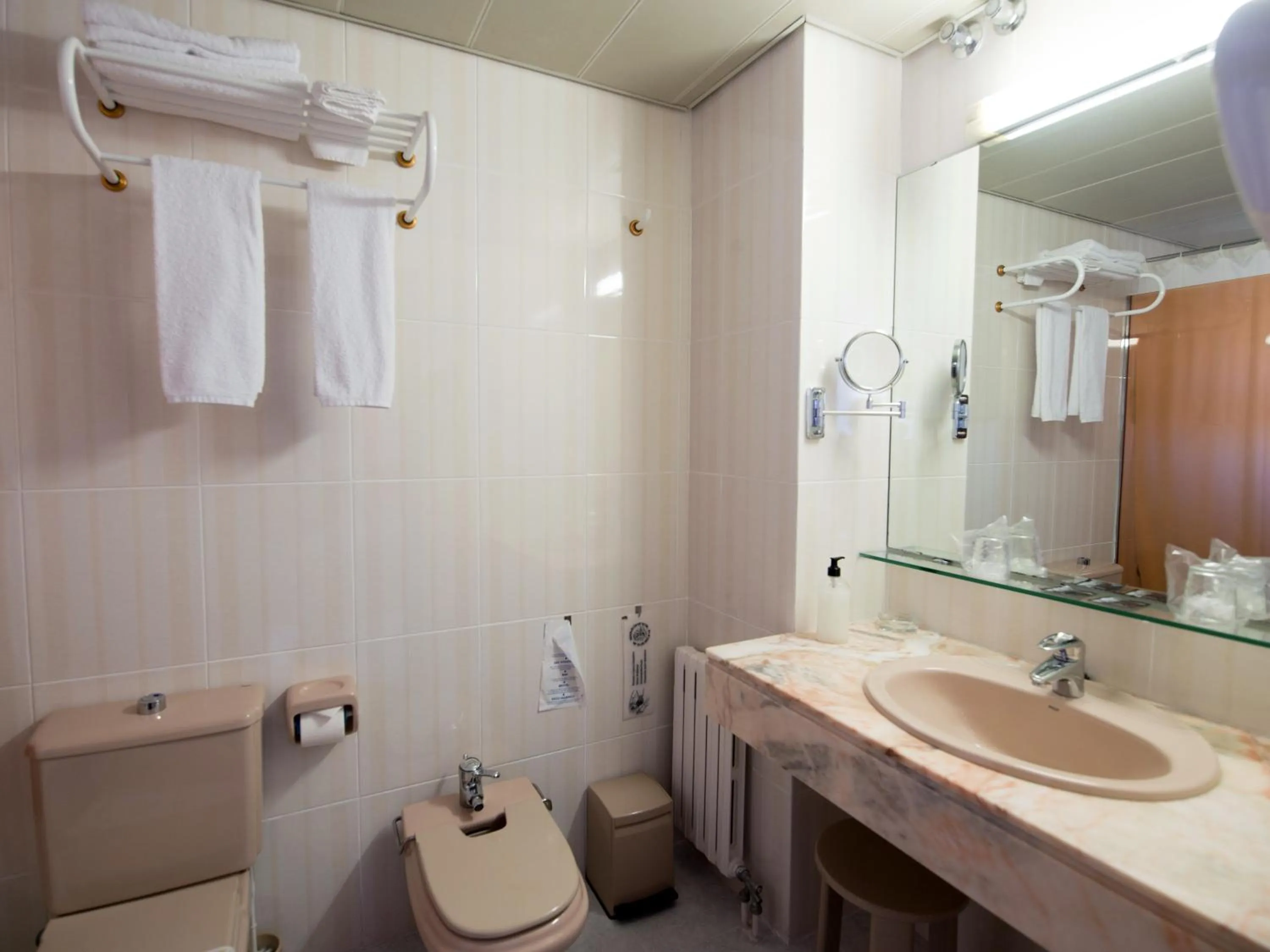 Bathroom in Hotel Plaça