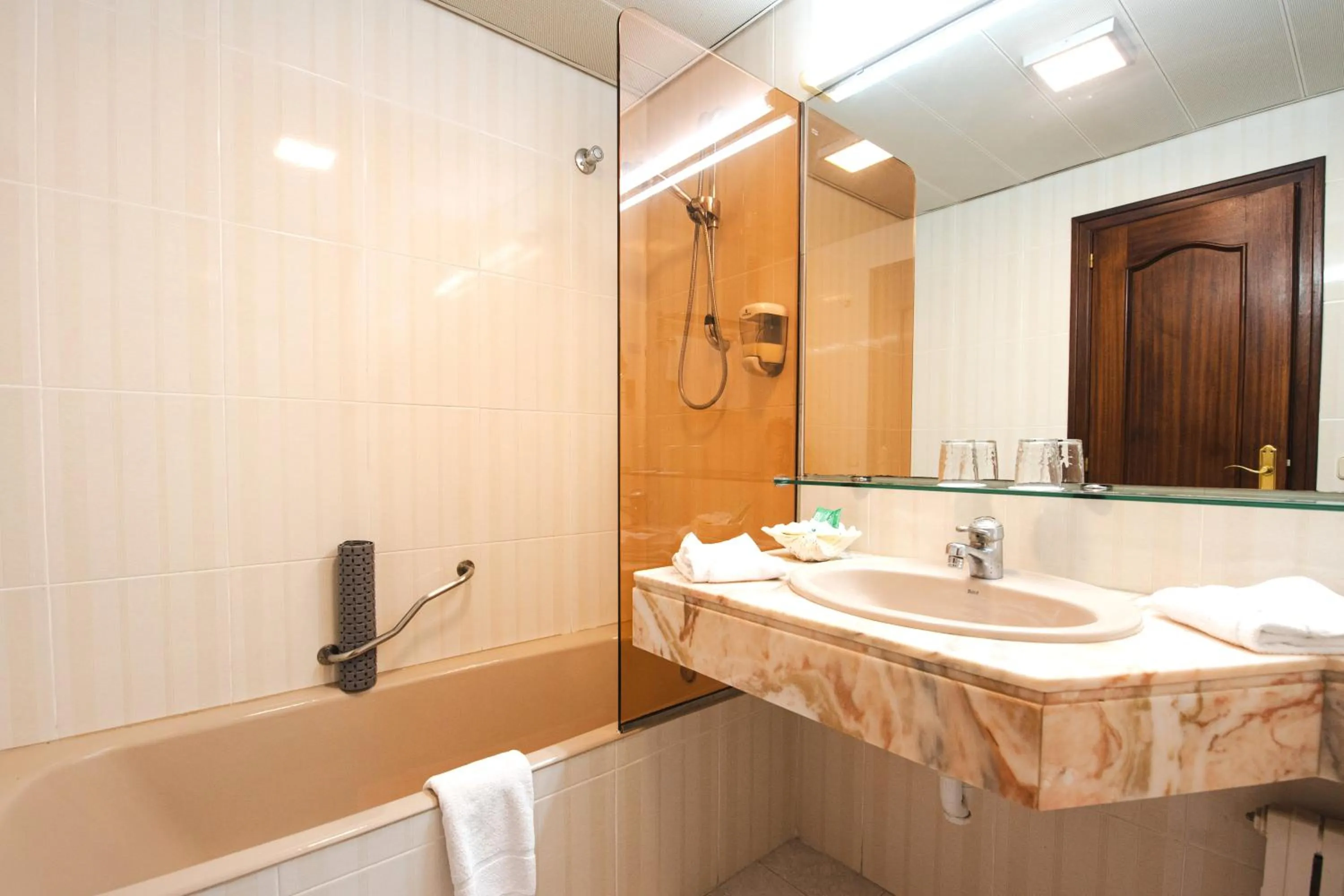 Bathroom in Hotel Plaça