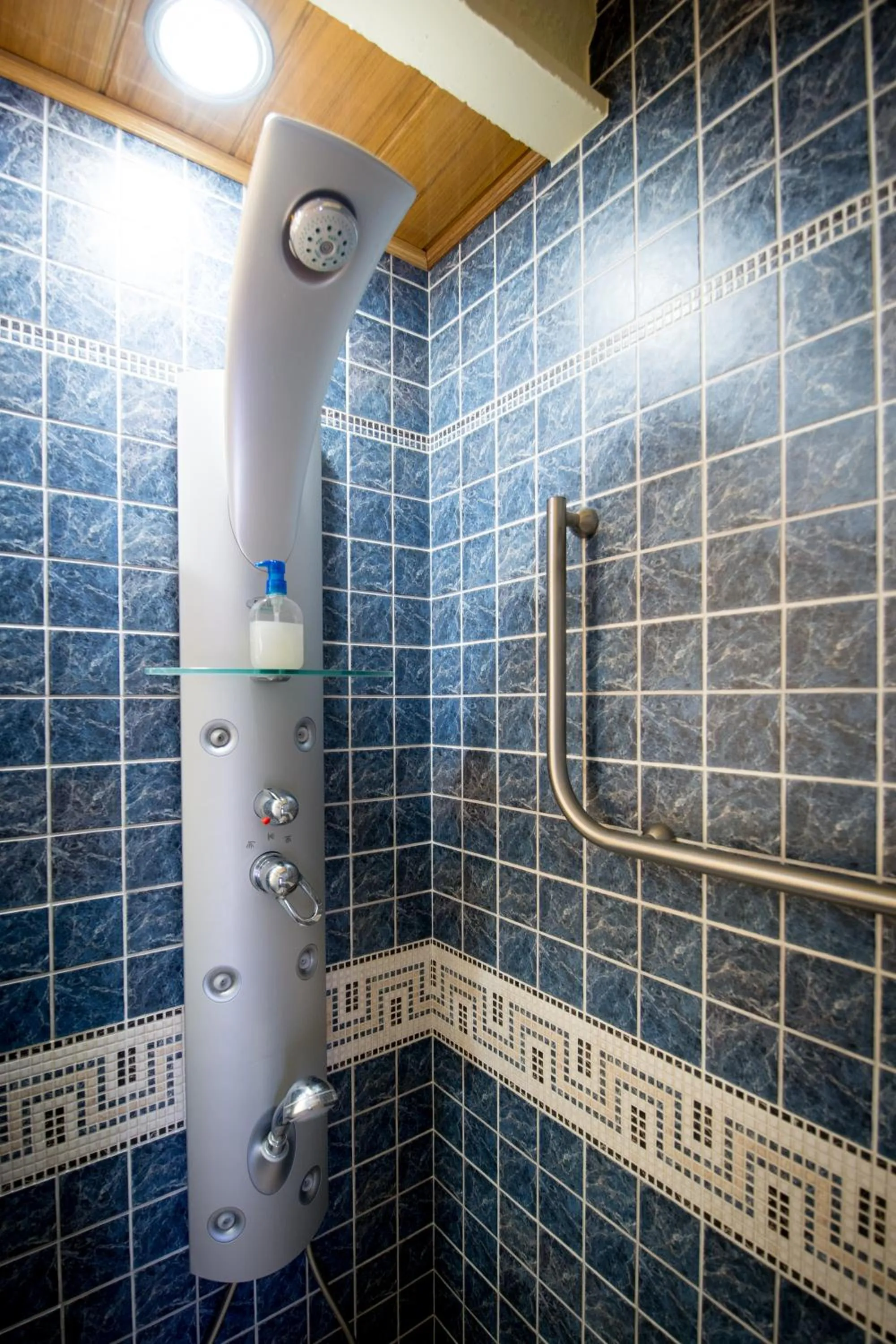 Shower in Hotel Plaça