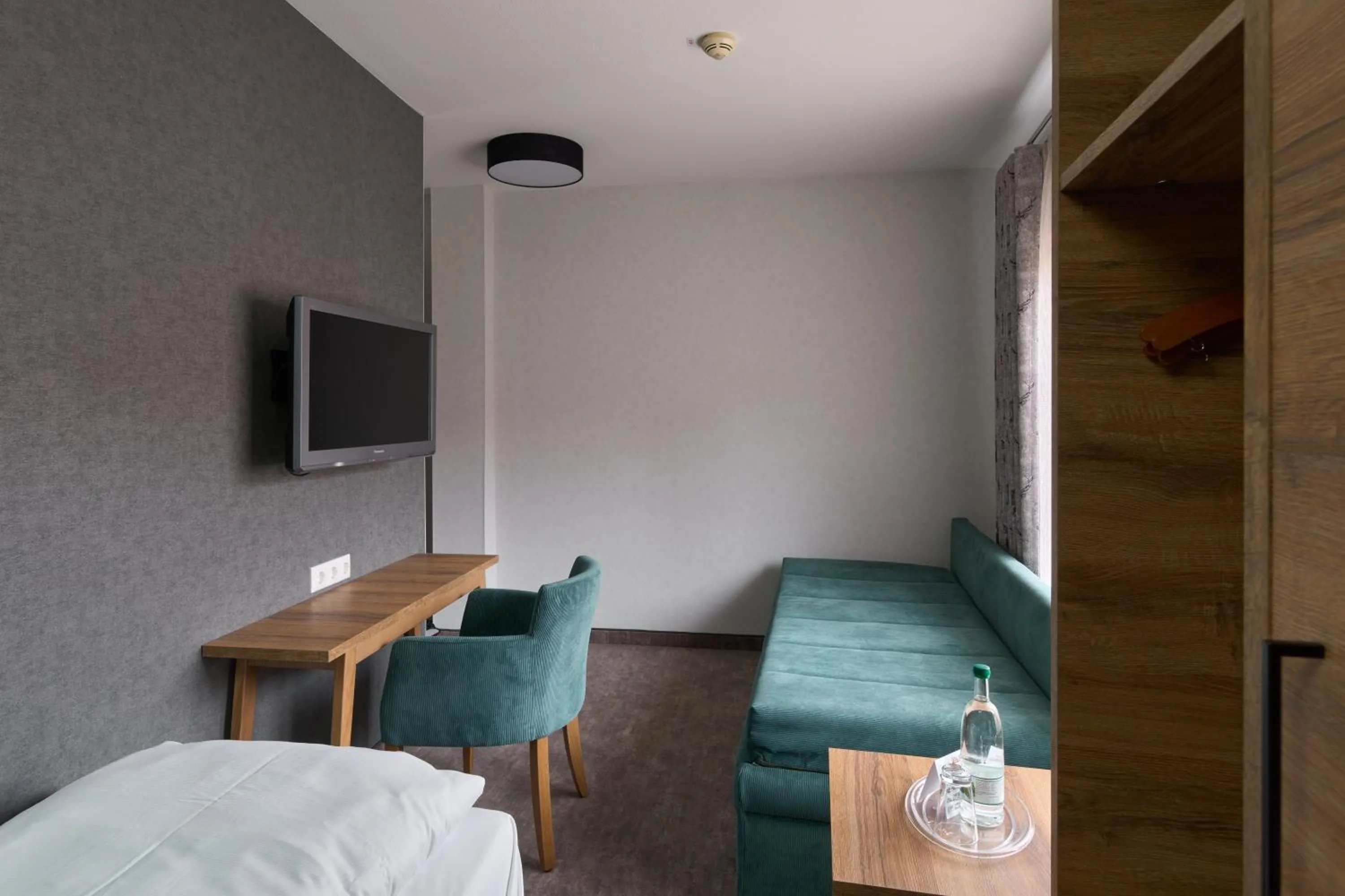 Photo of the whole room, Bed in Brauhaus Zum Löwen