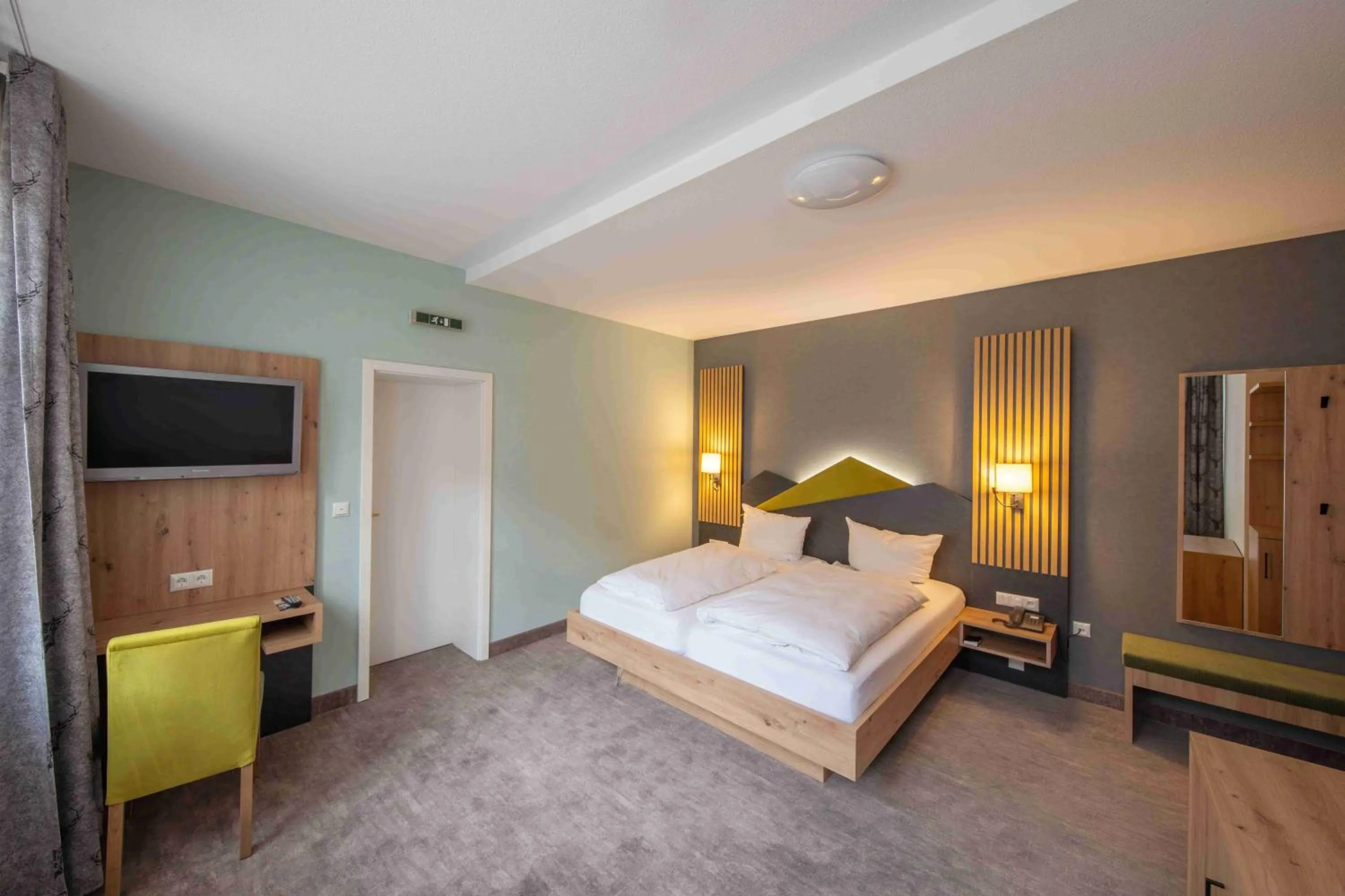 Photo of the whole room, Bed in Brauhaus Zum Löwen