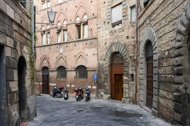 Facade/entrance in Rinidia - Siena Centro