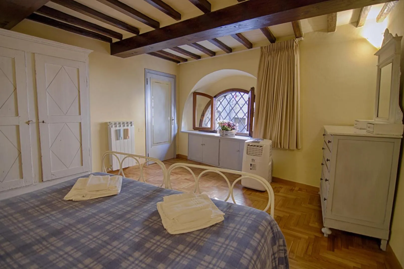 Bedroom, Bed in Rinidia - Siena Centro