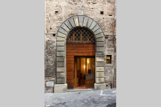 Facade/entrance in Rinidia - Siena Centro