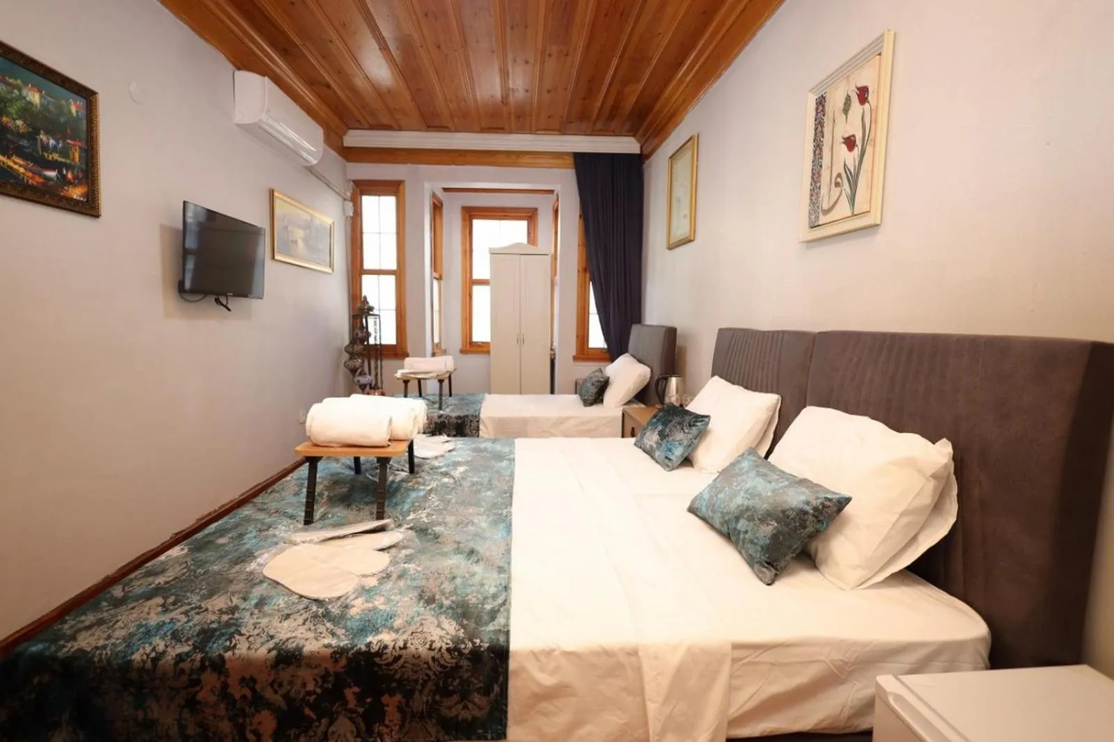 Communal lounge/ TV room, Bed in The Trip istanbul Hotel