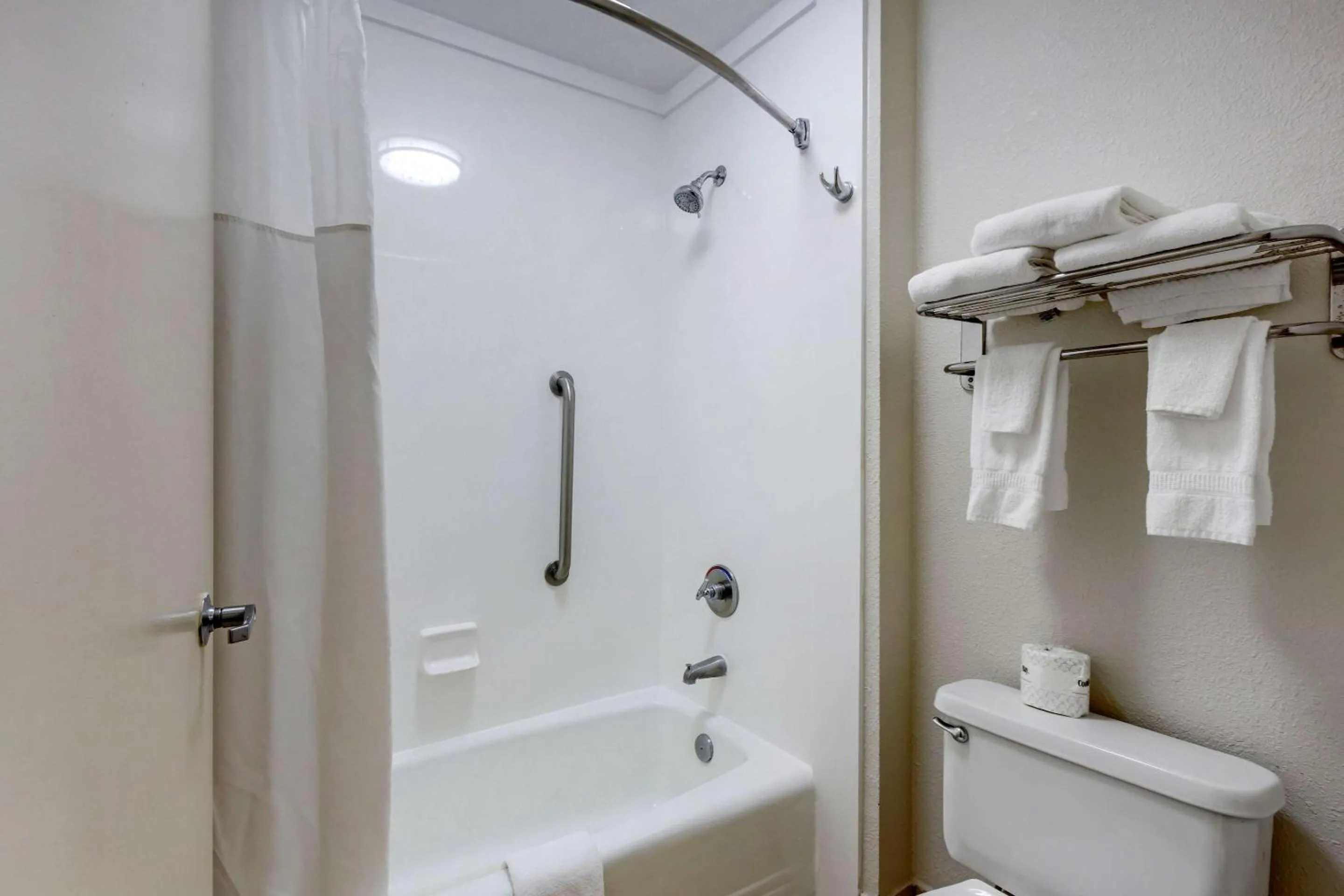 Bathroom in Quality Inn Walterboro I-95